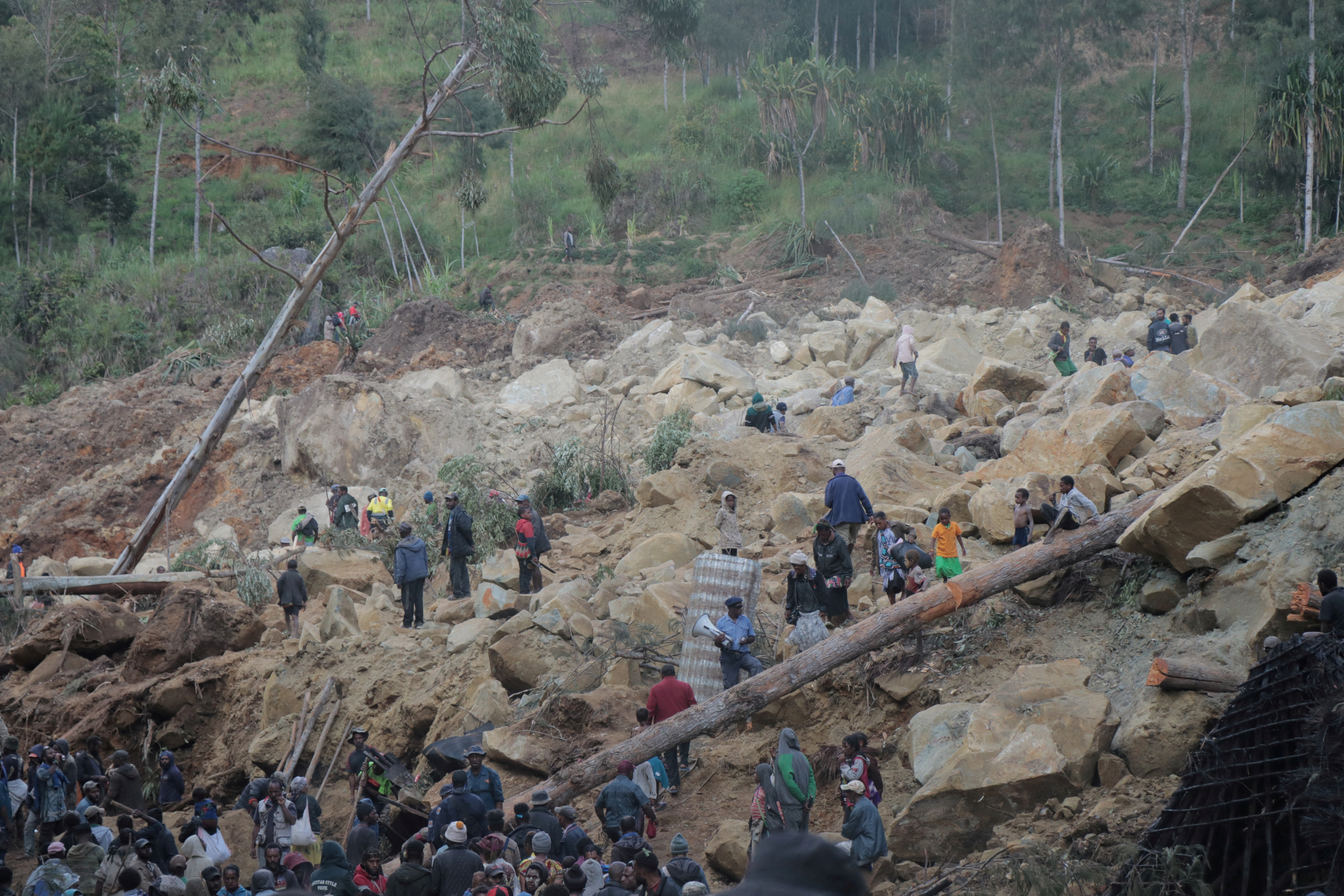 image More than 2,000 could be buried in Papua New Guinea landslide