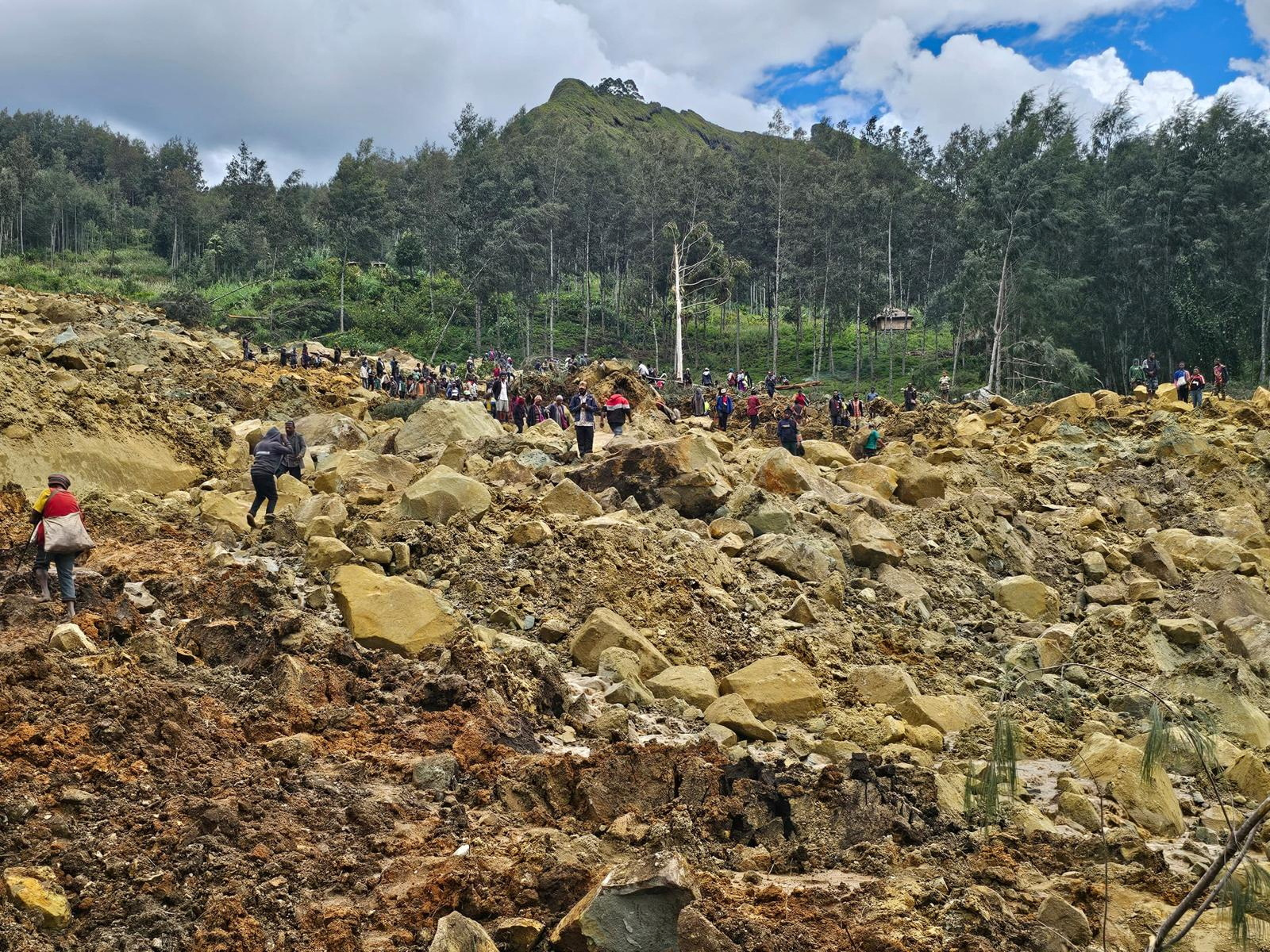 image More than 300 buried in Papua New Guinea landslide, local media says