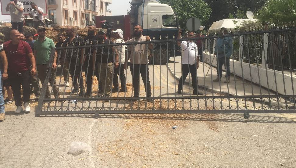 cover Turkish Cypriot farmers smash gate of second ‘govt’ building