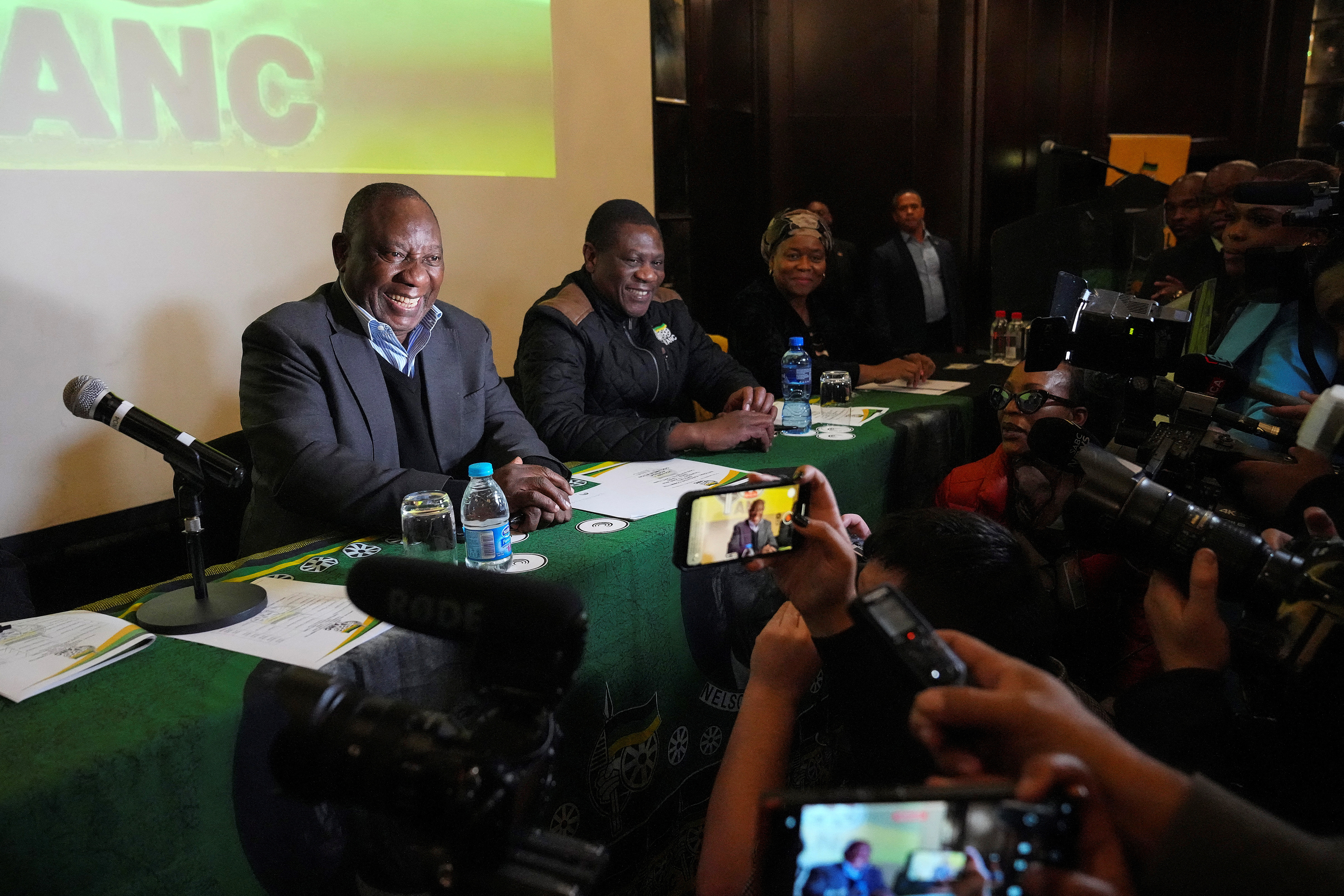 cover South African parties hold crunch talks to decide who will govern