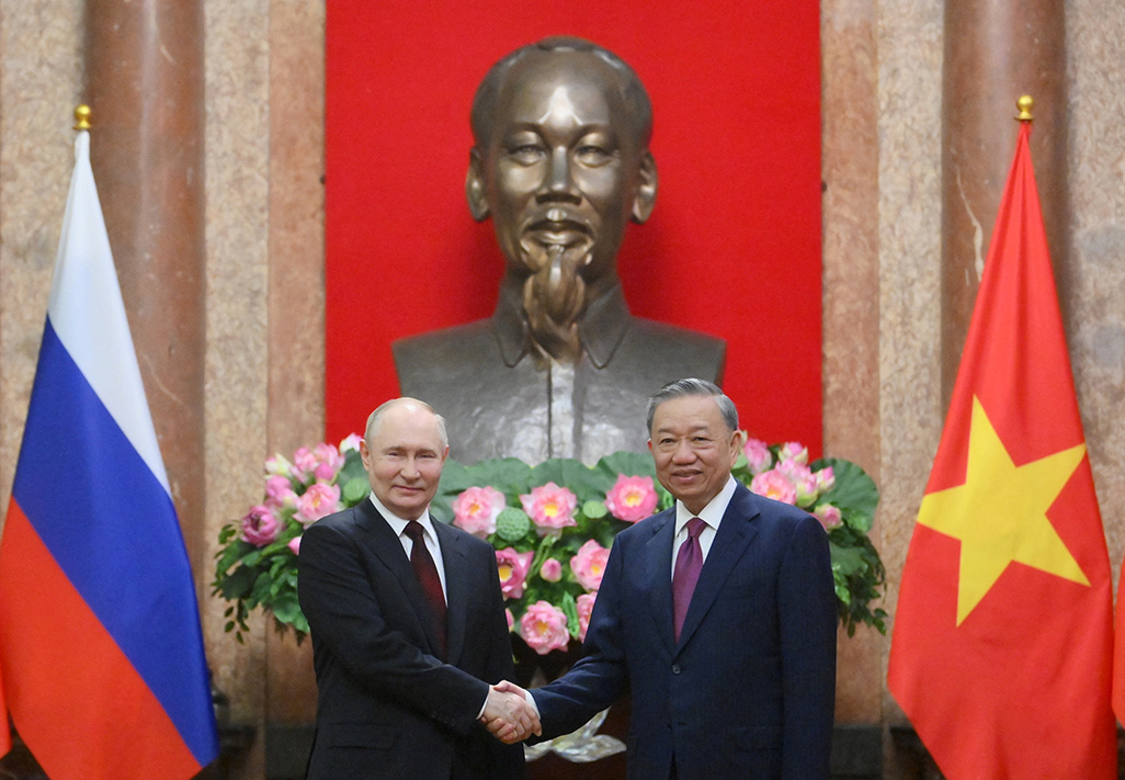 cover Putin, in Vietnam, calls for strengthening &#8216;strategic partnership&#8217;