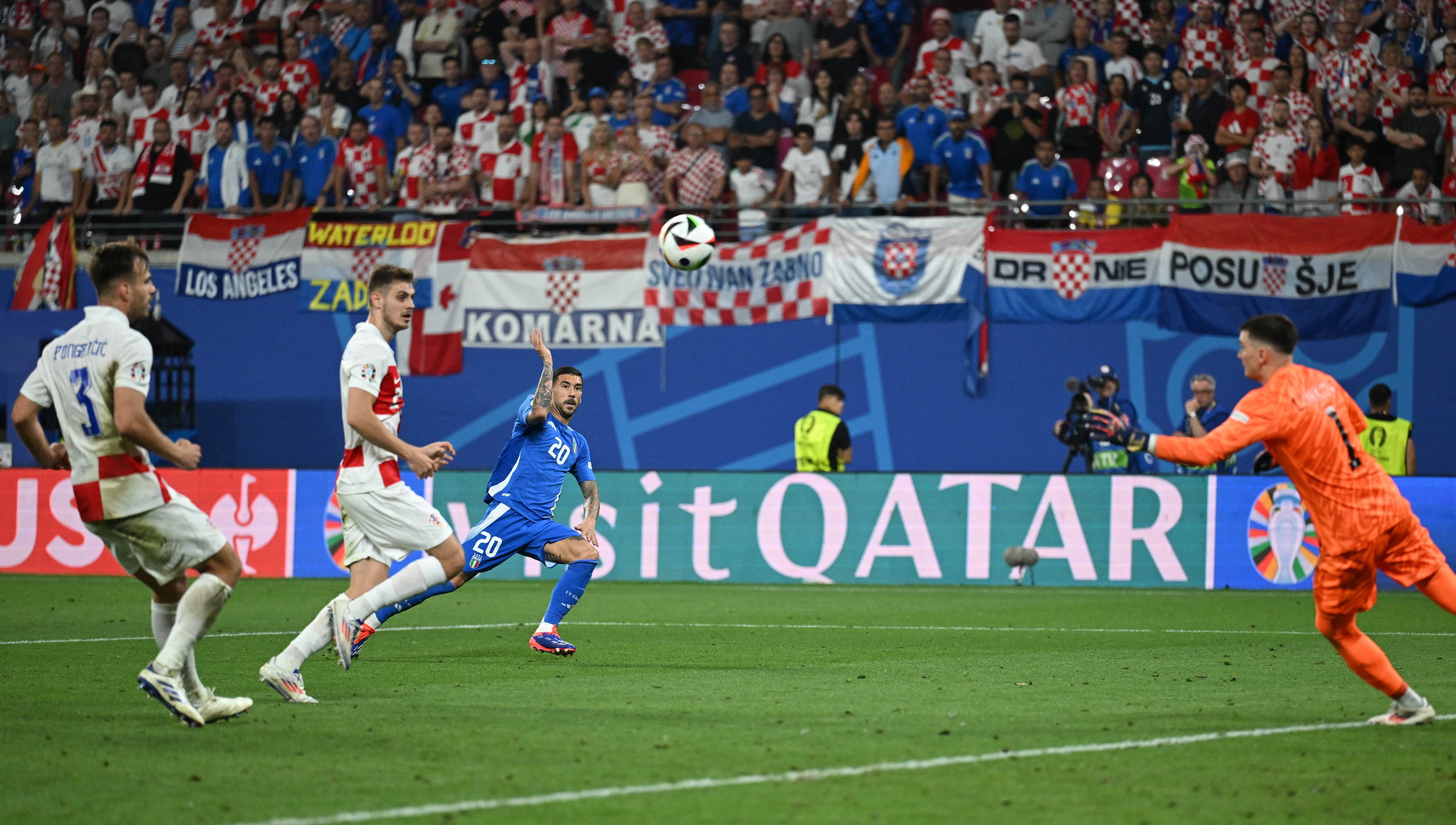 cover Zaccagni&#8217;s stoppage-time stunner sends Italy through, Spain top group with max points