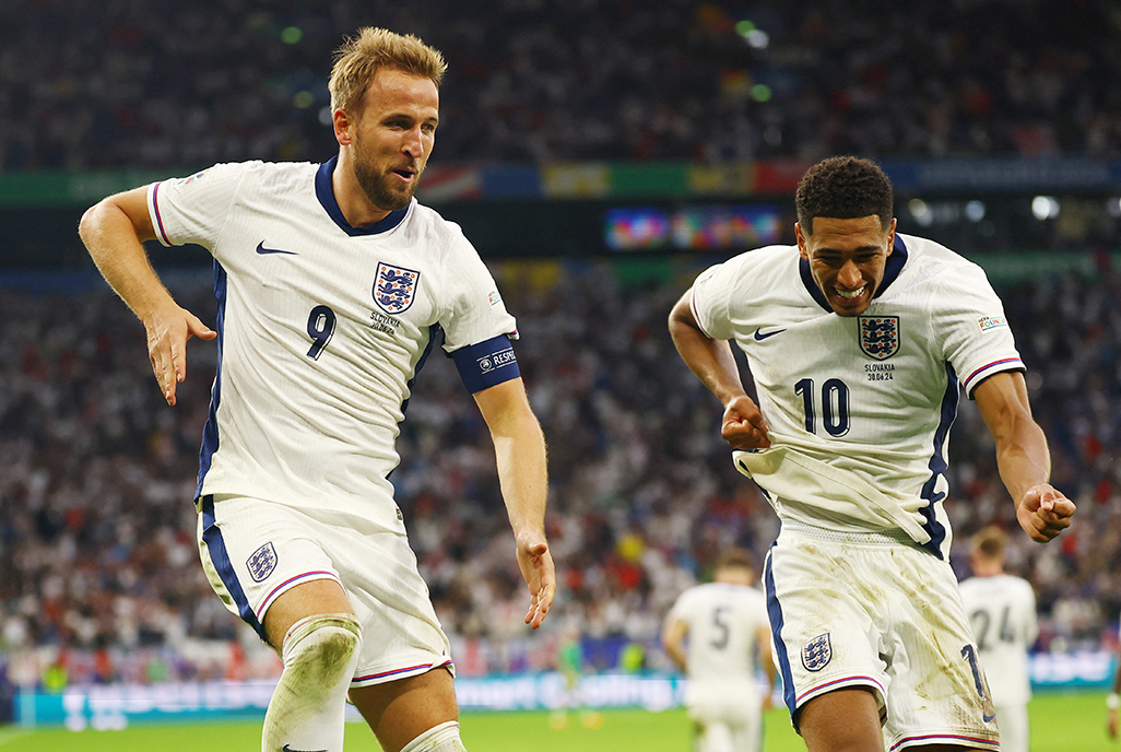 England stage late escape to stun Slovakia