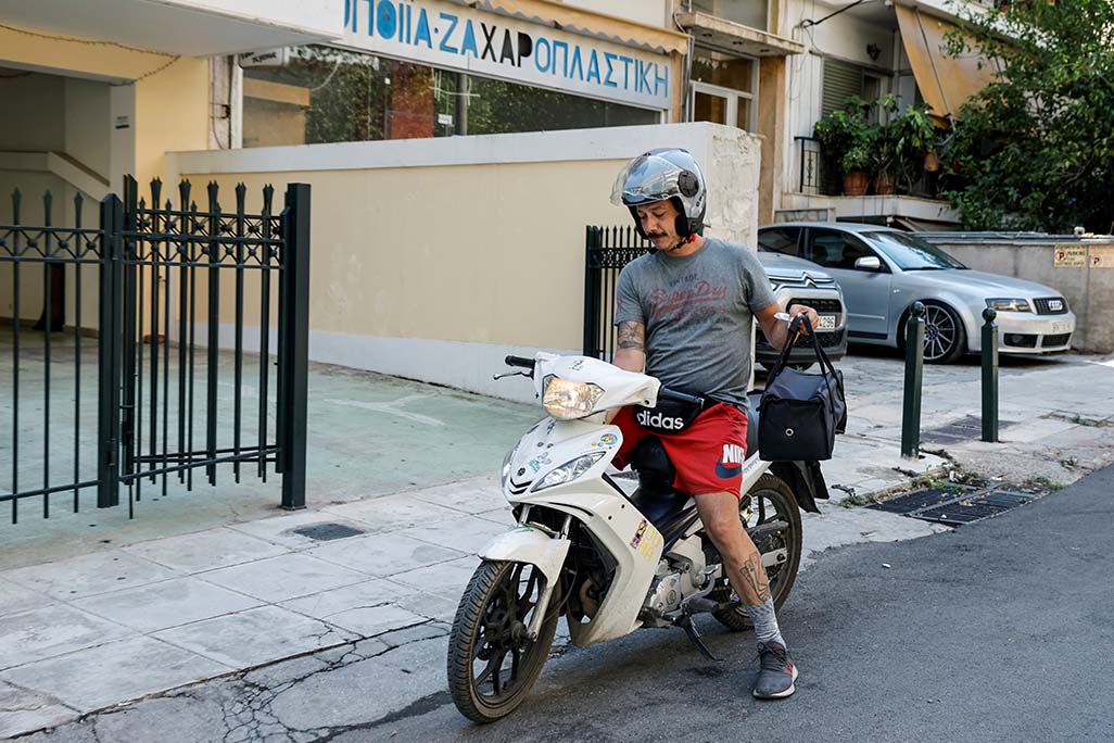 Heatwave poses big challenge for Greece’s delivery workers