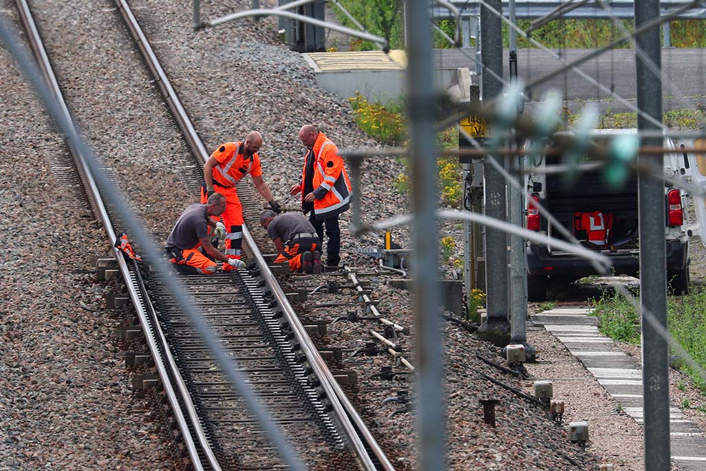 image Eurostar cancels a quarter of all services, urges against travel