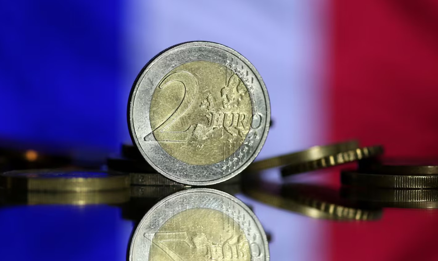 French election result spurs market volatility, Euro dips