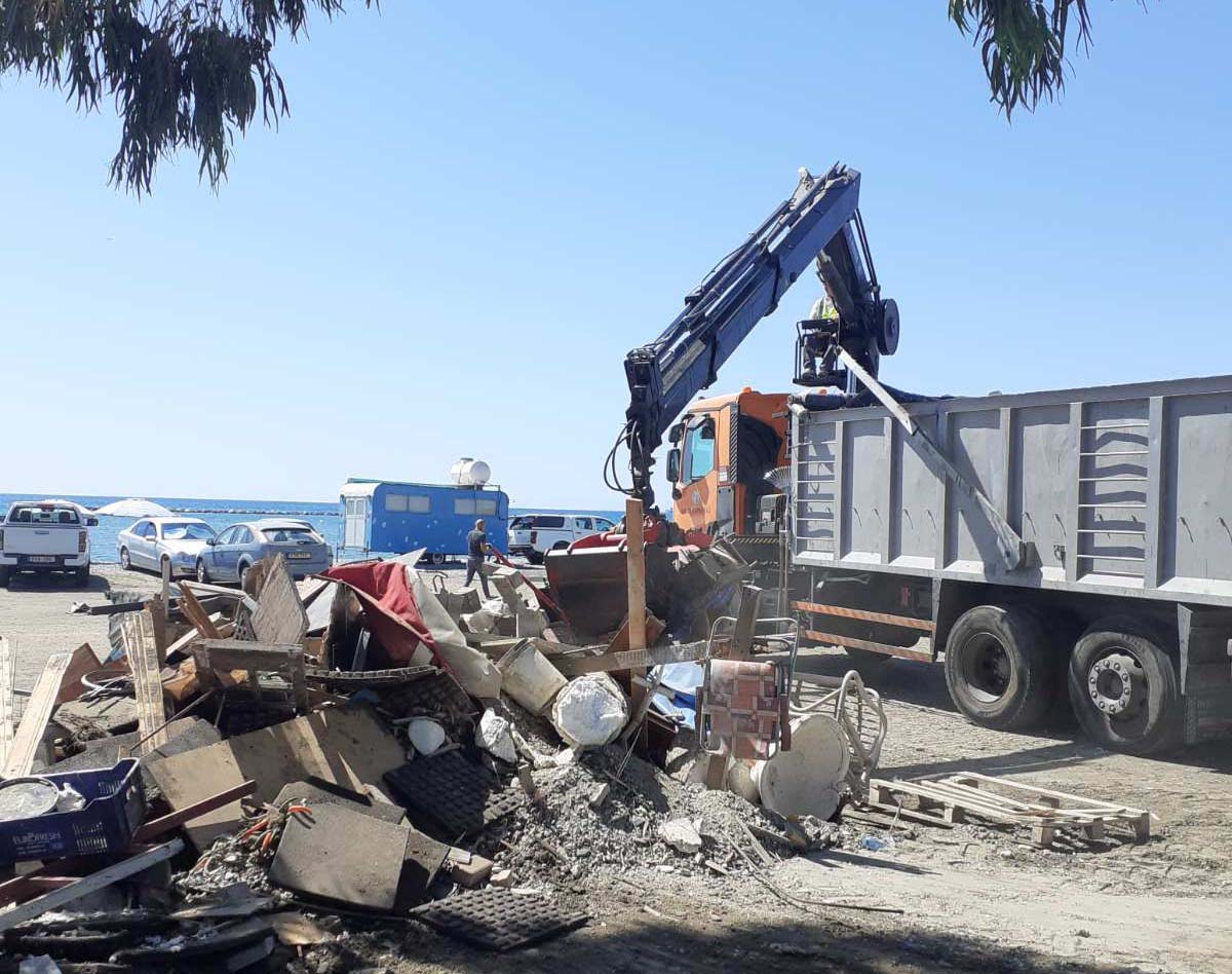 Larnaca municipality carries out beach clean-up