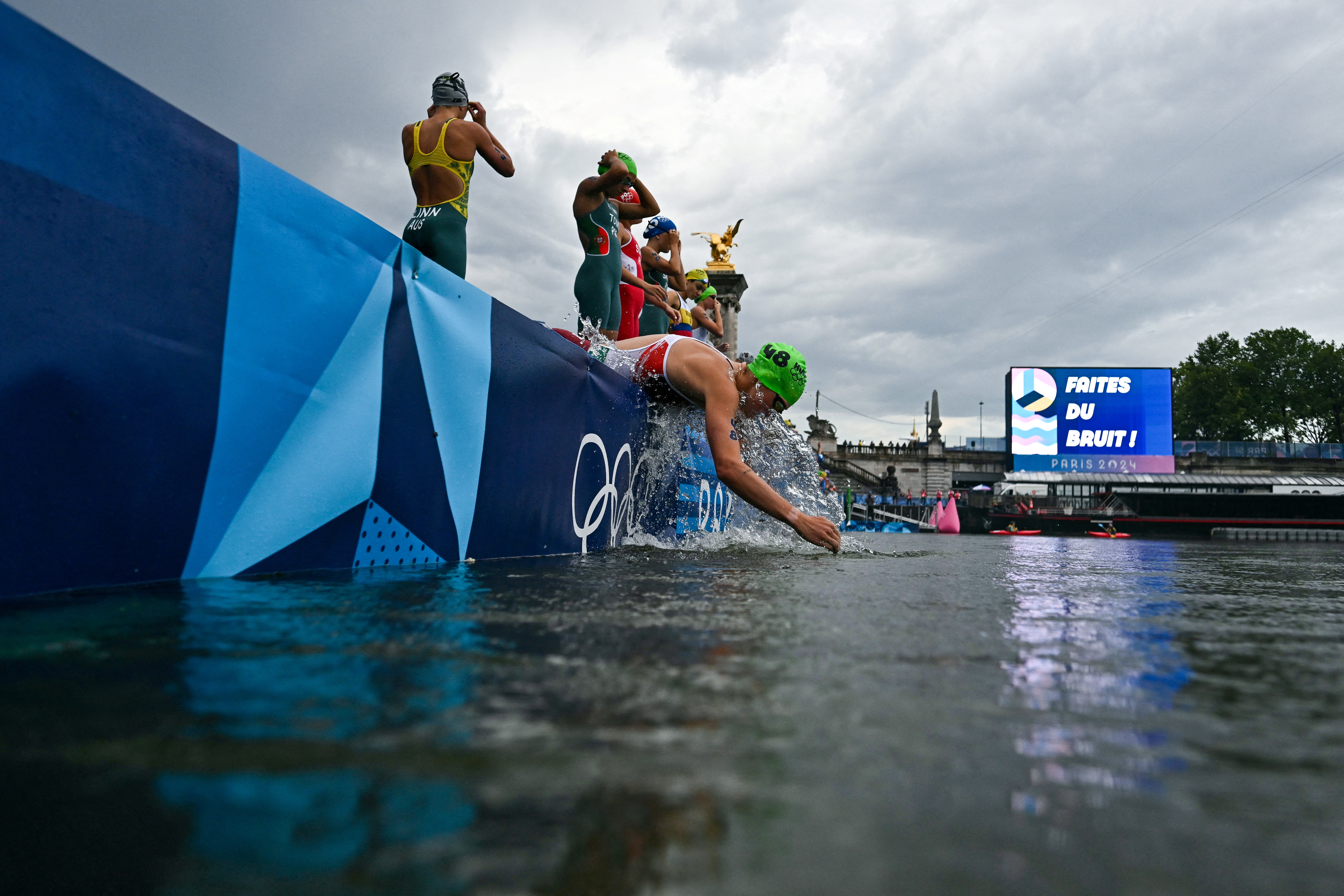 Races underway as Seine passes water tests