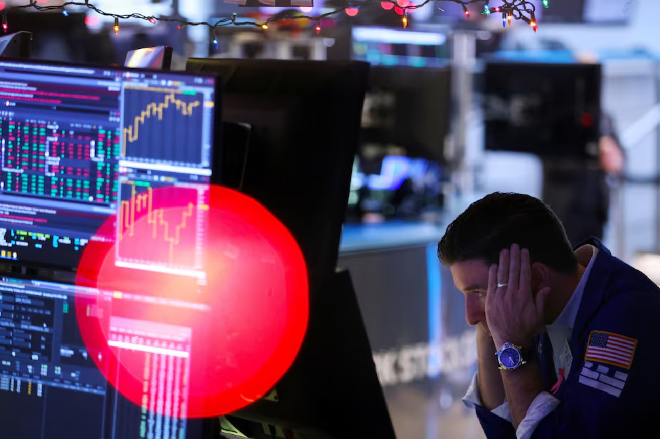 Global stocks rebound cautiously as central banks reassure nervous investors