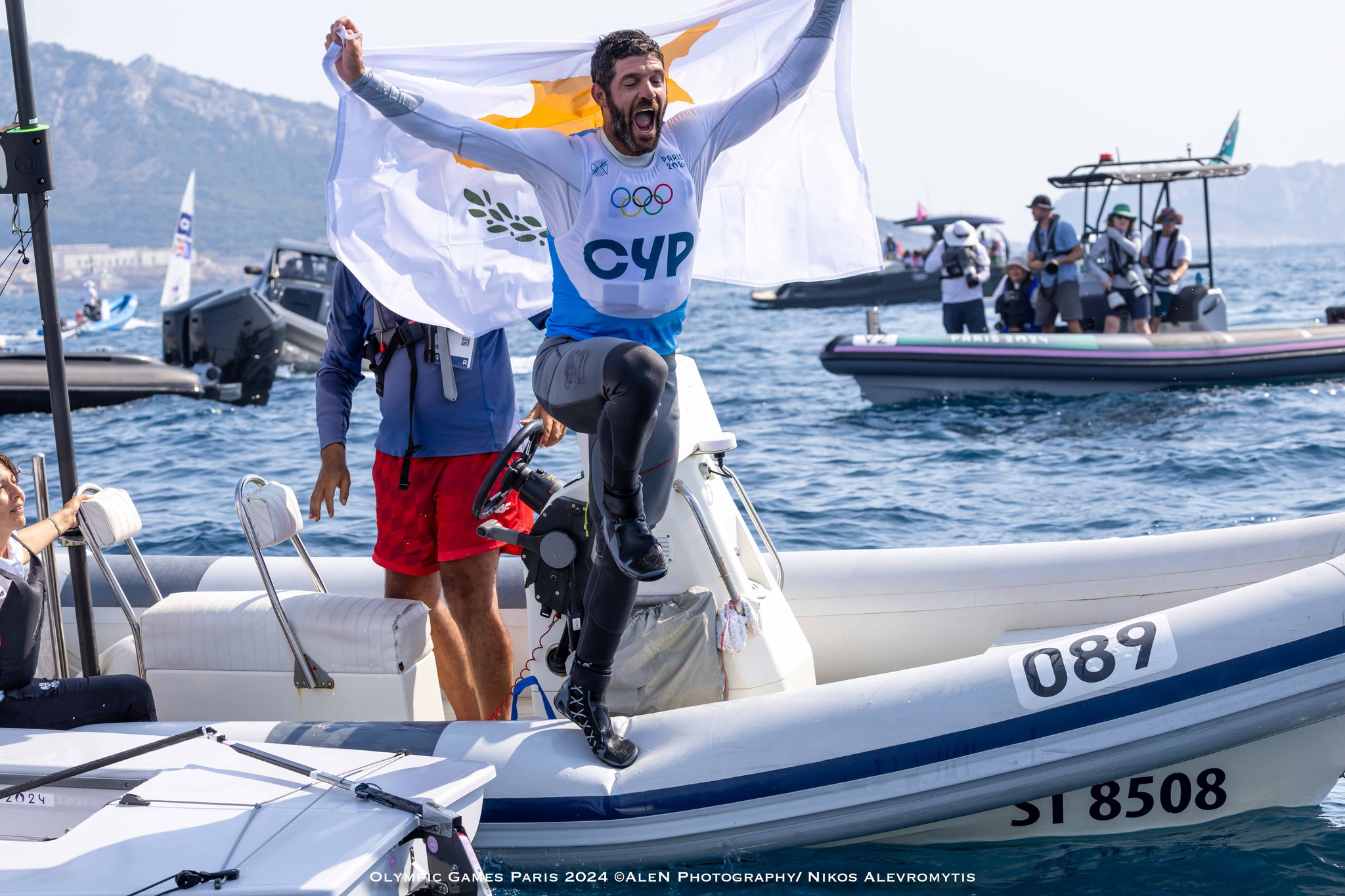 Kontides given hero’s welcome at Larnaca airport