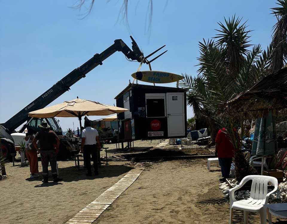 Illegal businesses on Pervolia beach demolished