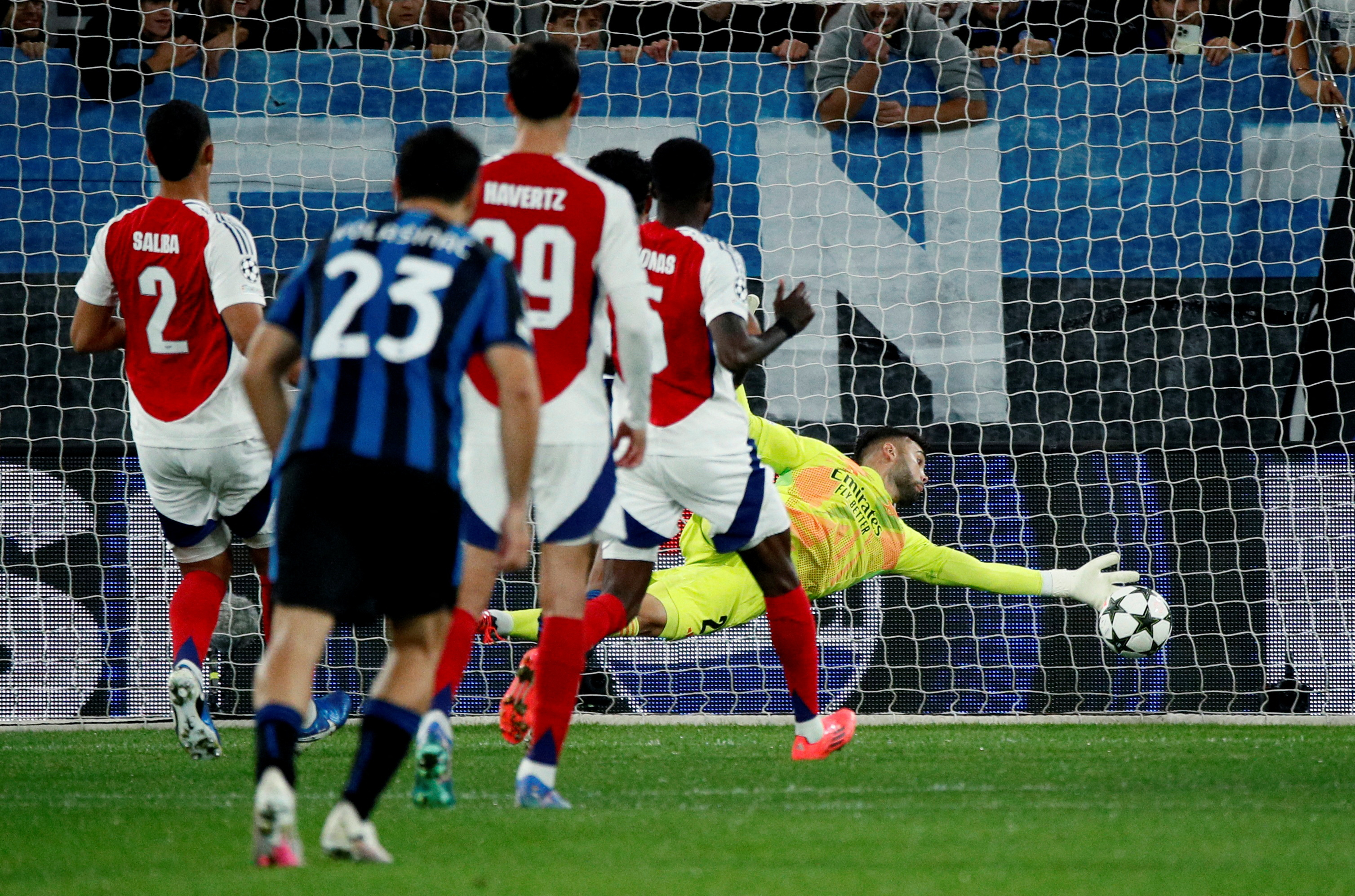 Raya wonder save earns Arsenal a point at Atalanta, ten-man Barcelona lose 2-1 to Monaco