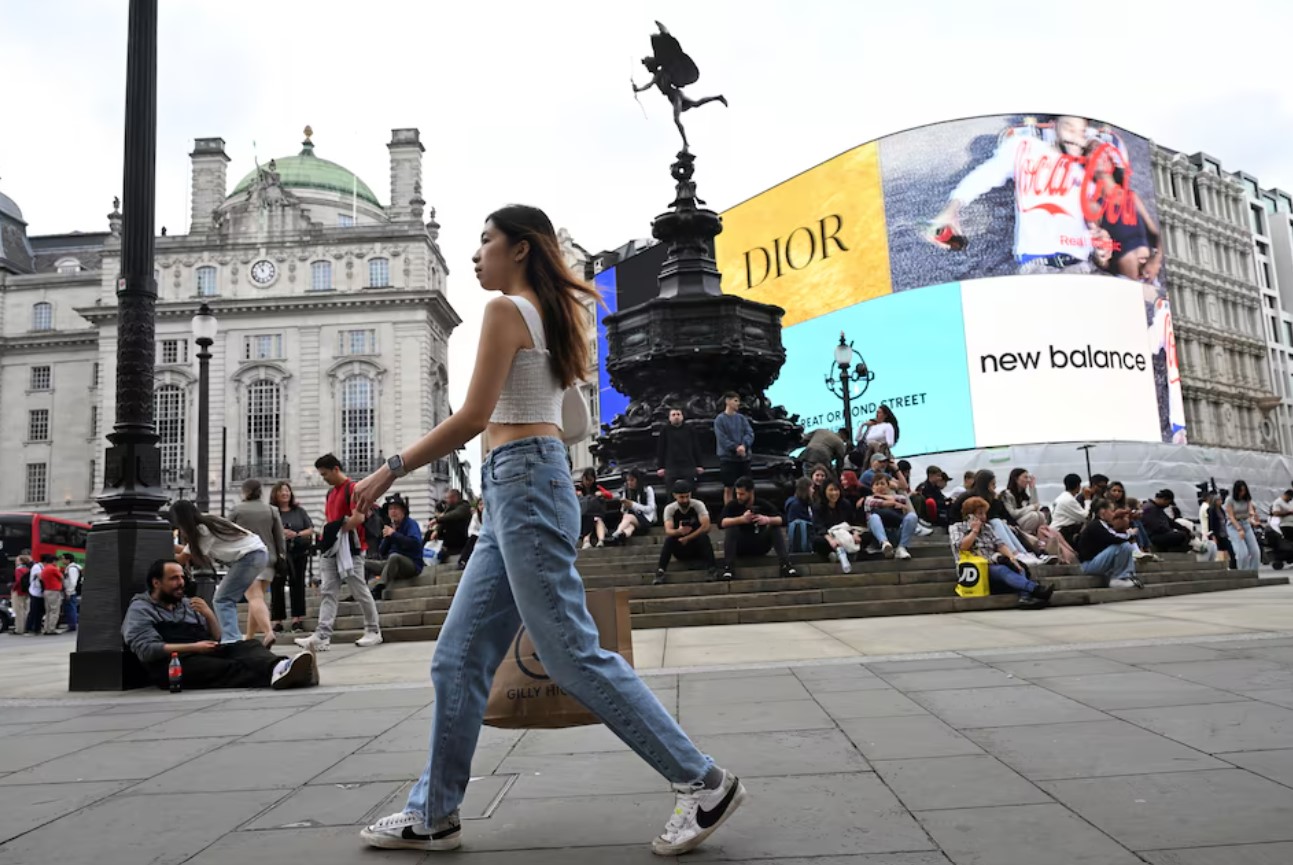 UK retail sales beat expectations in August