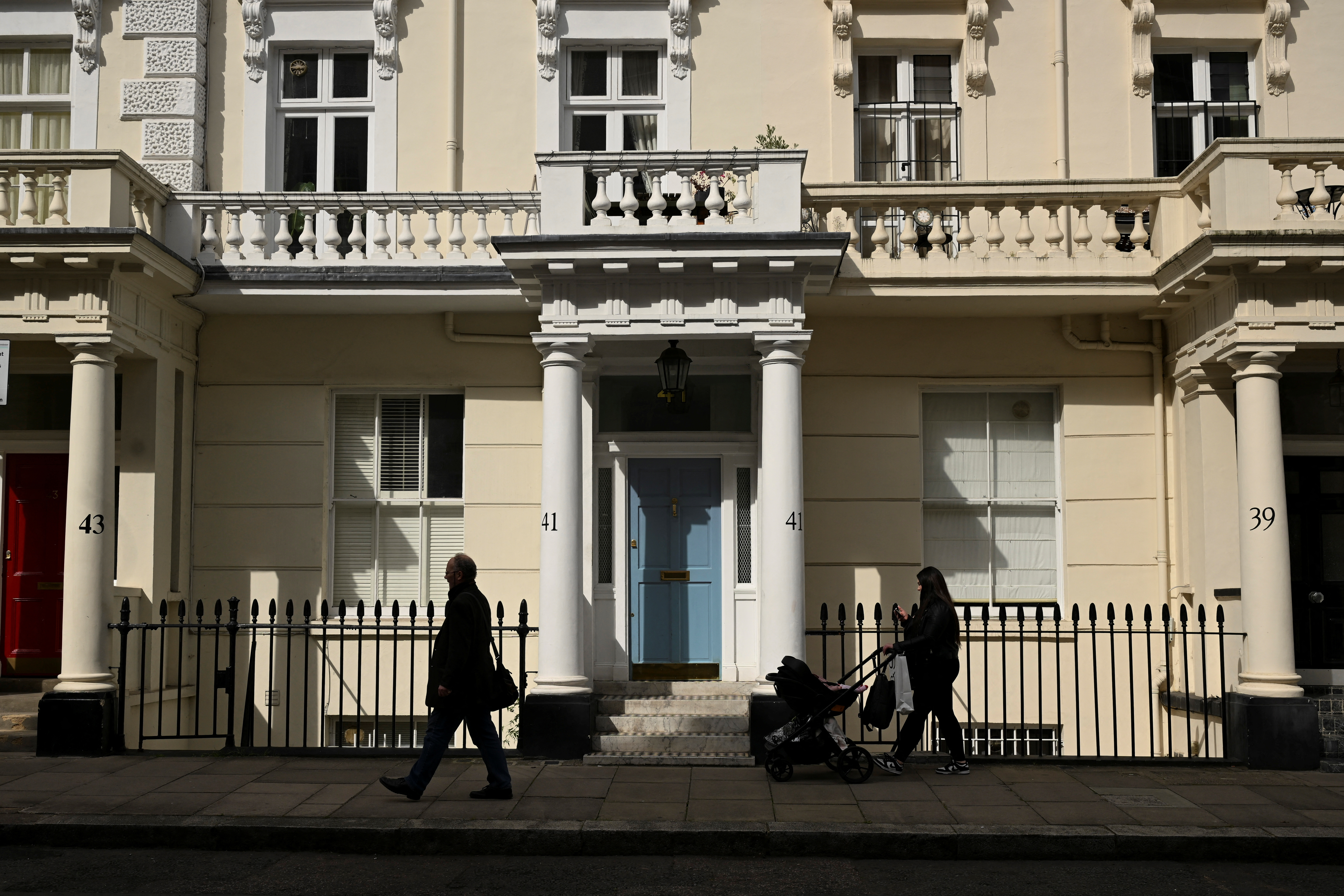 UK property market strengthens, pressure on renters intensifies, RICS says