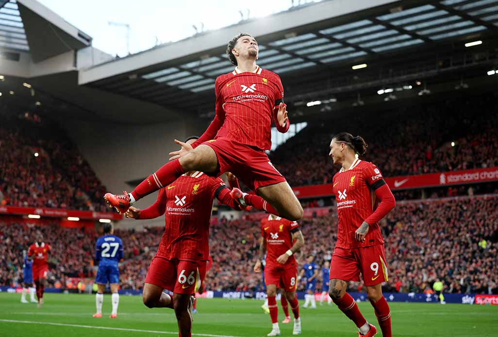 image Liverpool beat Chelsea, City leave it late