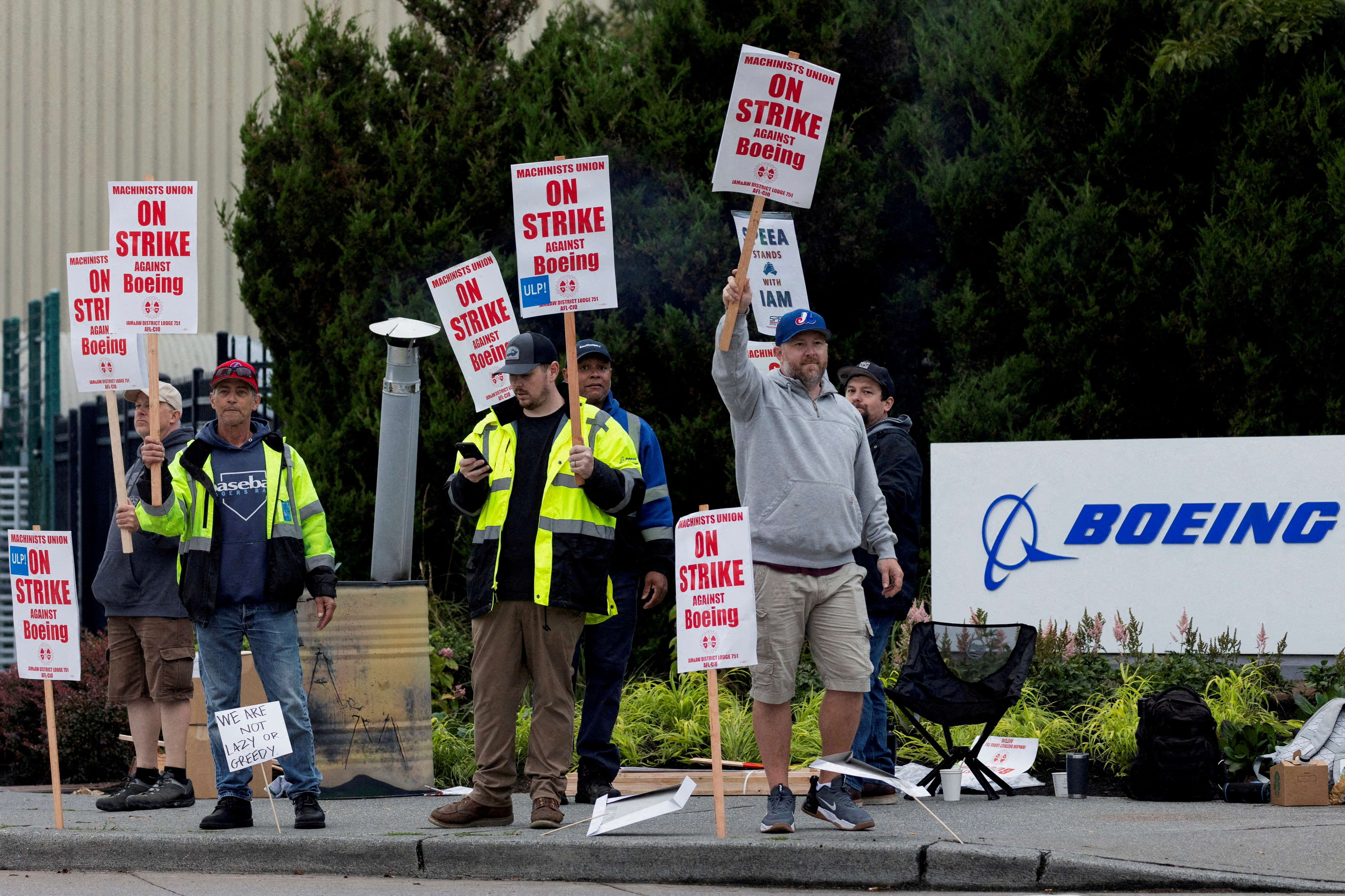 Boeing to raise up to $22 bln to shore up finances, stave off downgrade