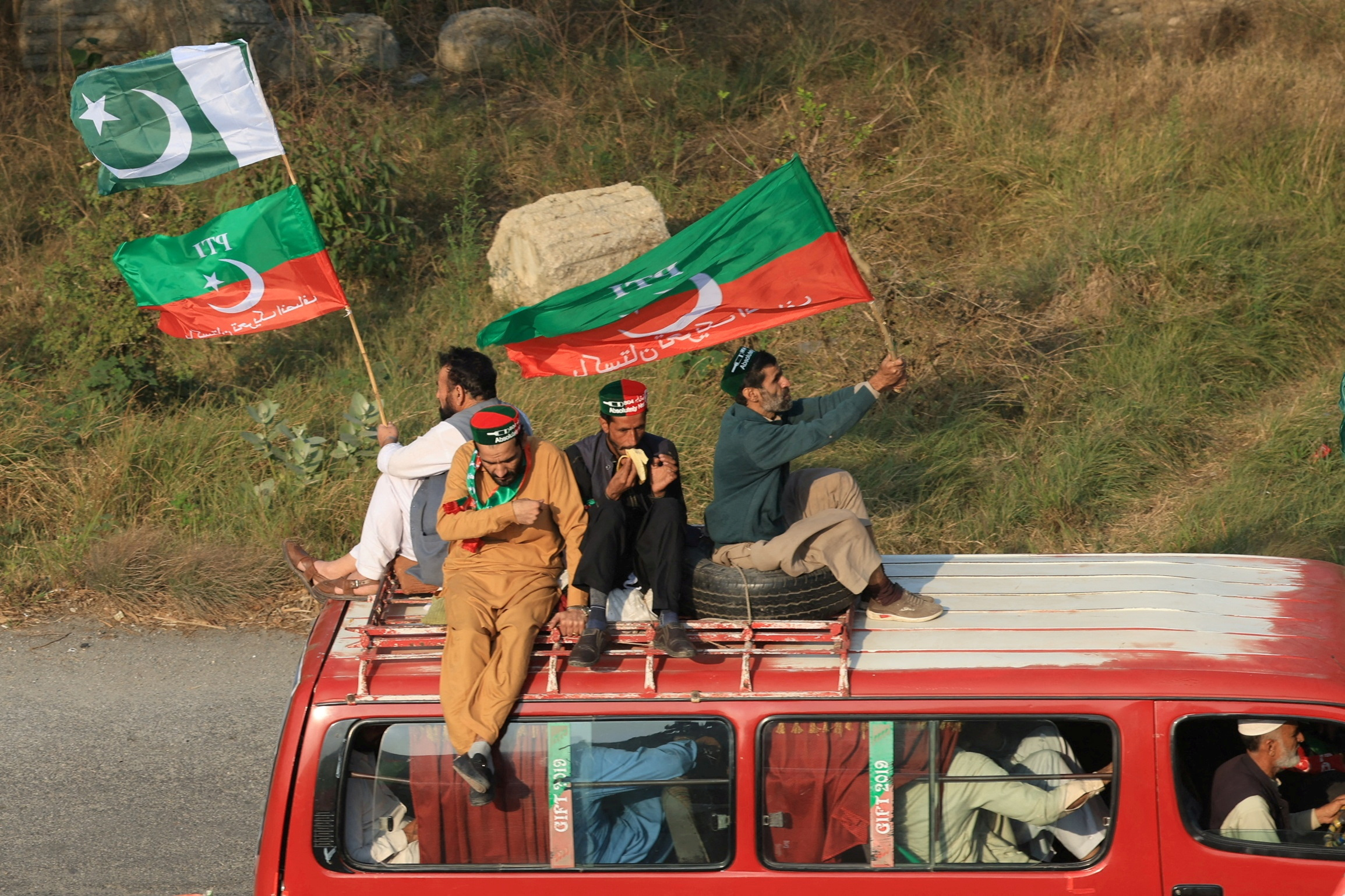 One killed, dozens injured in clashes with Imran Khan’s supporters near Pakistan’s capital