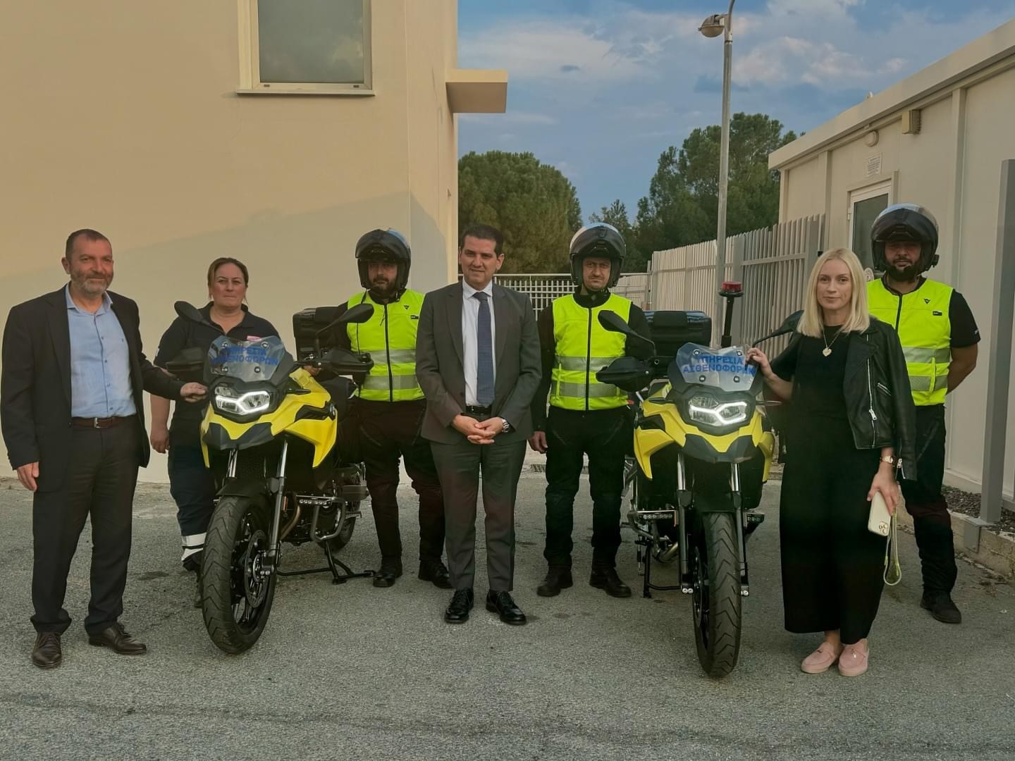 Charity donates €40,000 mobile rescue units to ambulance service