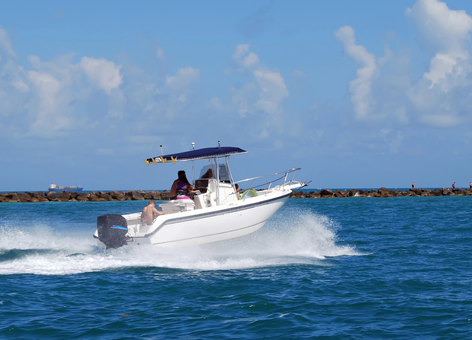 image Boat rental benefits: Making waves without the hassle