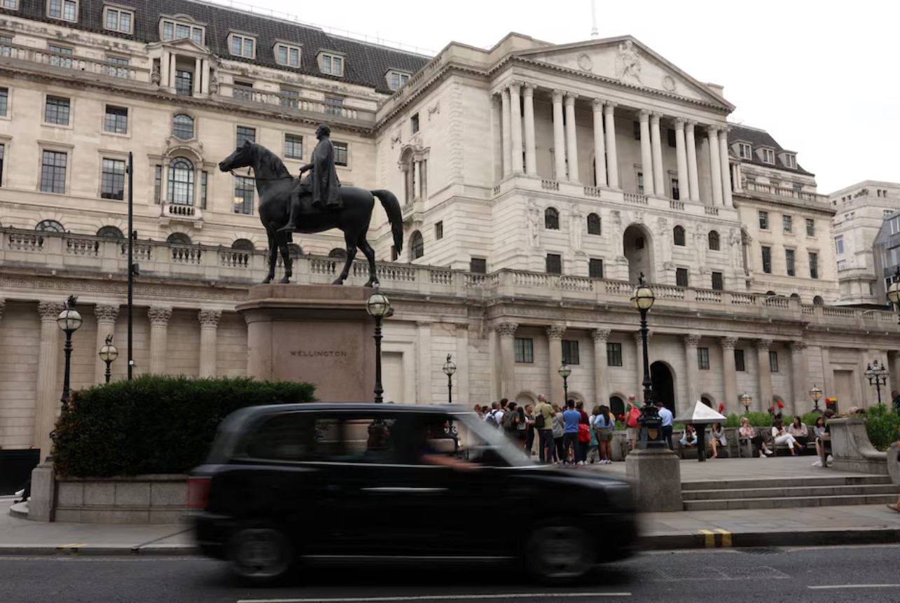 Bank of England set to stay in central bank slow lane and keep rates on hold