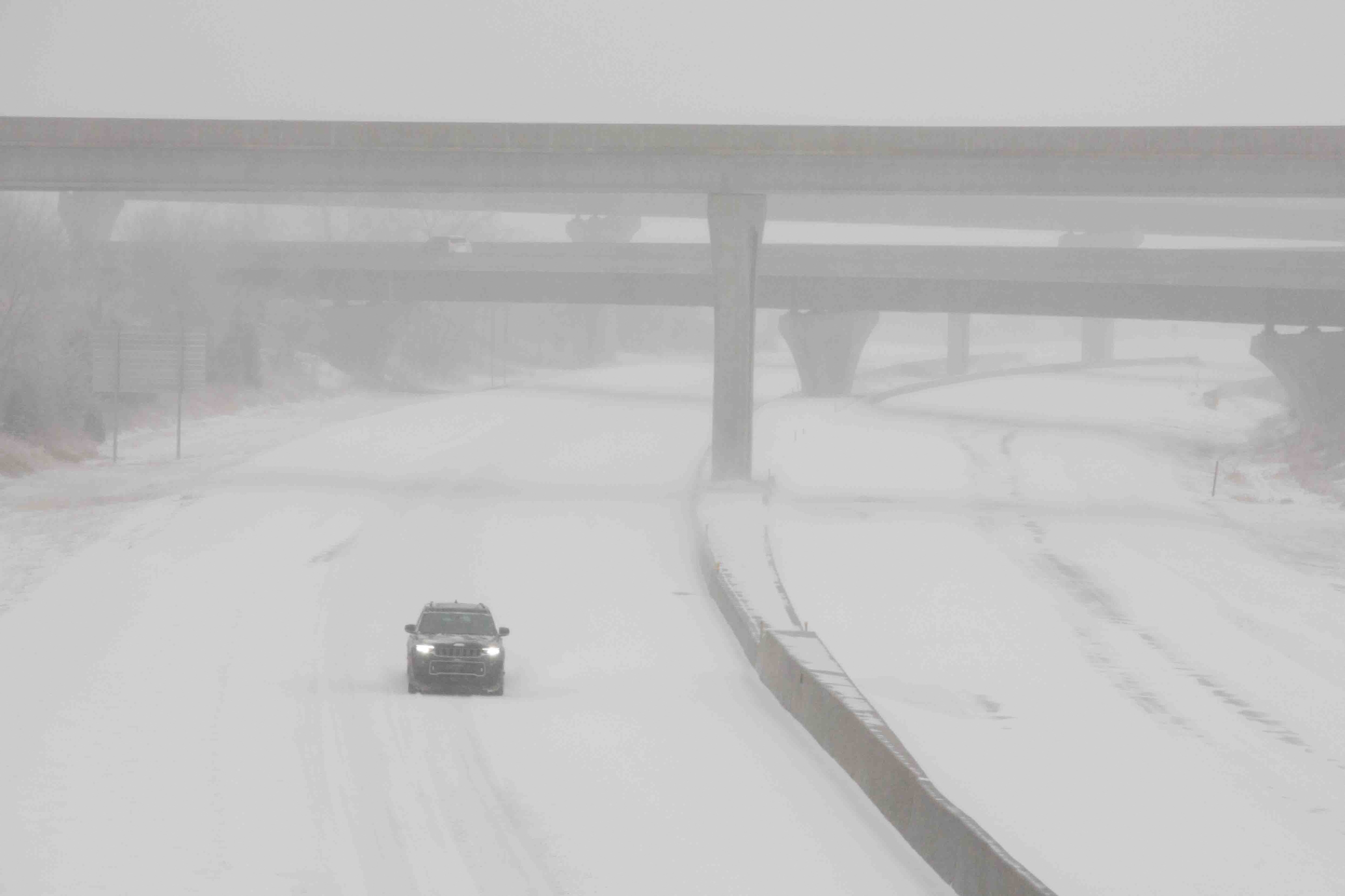 image Winter storm hits central US, barrels toward Washington