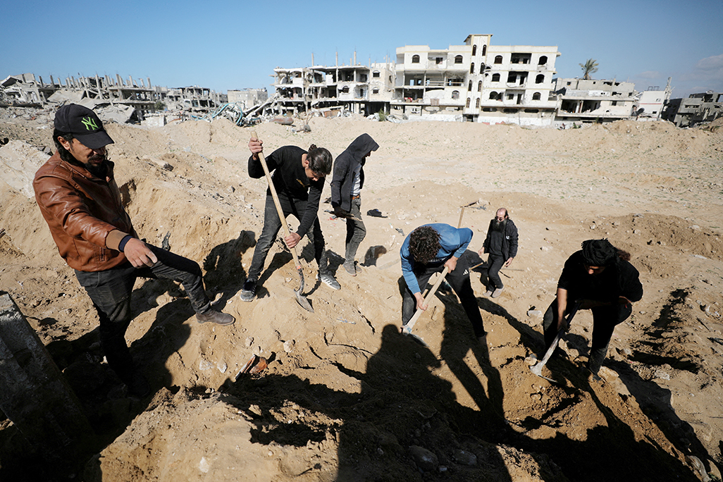 Bereaved Gazans dig out bodies from city ruins, give them graves