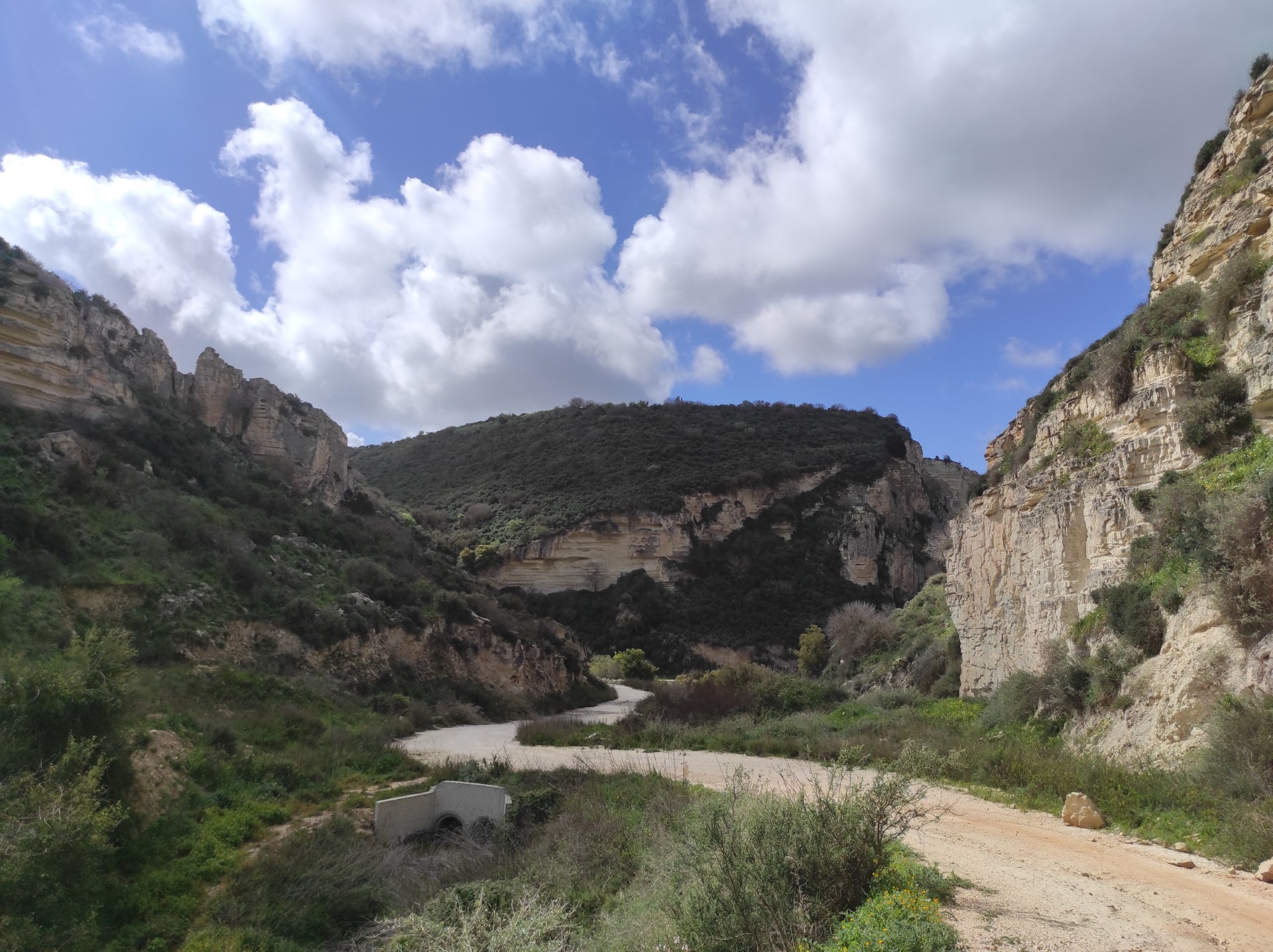 Mainly clear, localised clouds in mountains, coasts