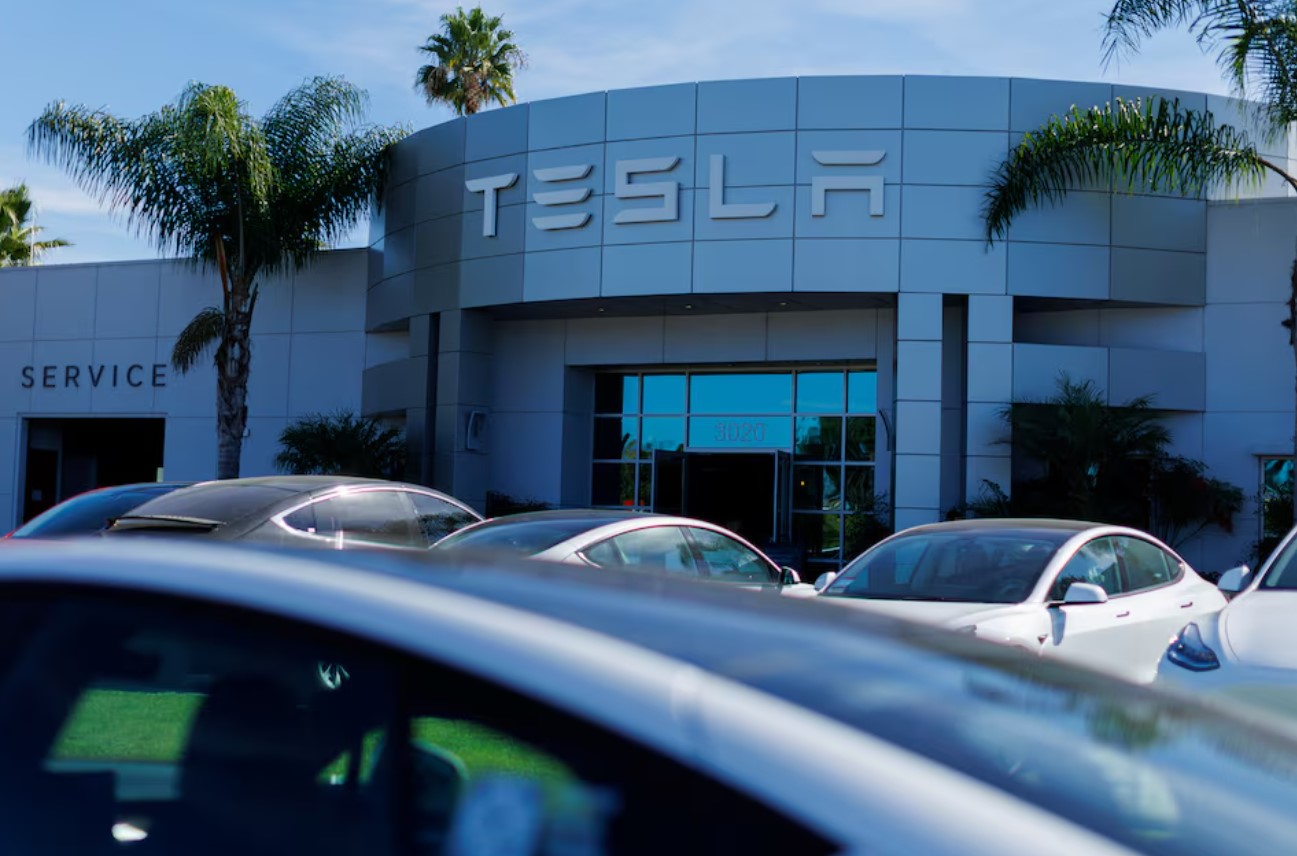 Tesla&rsquo;s annual sales drop for the first time, missing market 