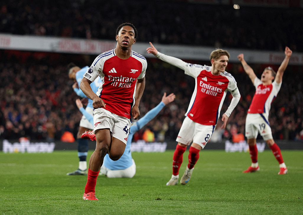 Arsenal crush Man City to stay in title hunt