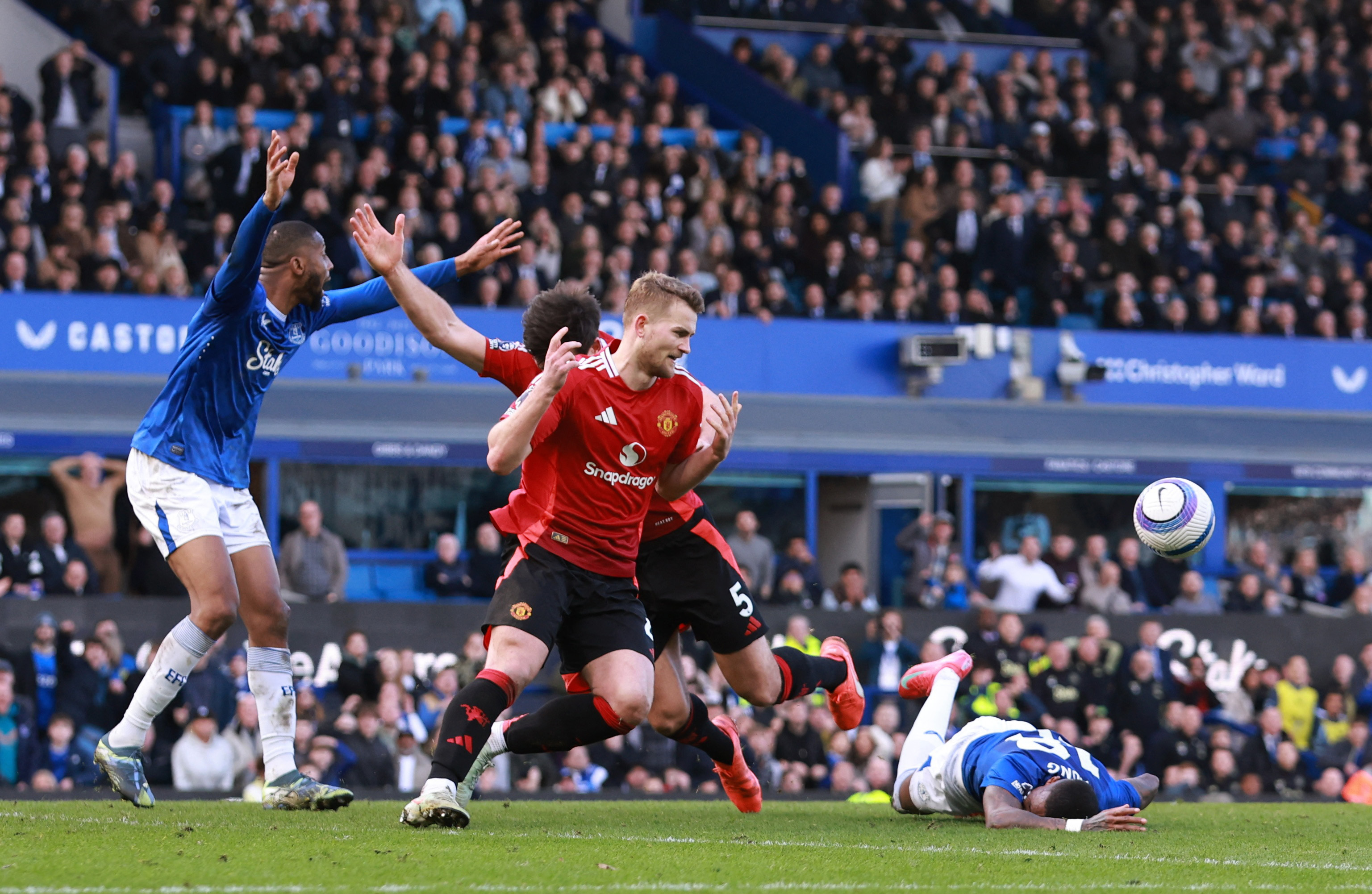 Man United earn comeback draw at Everton after VAR reprieve | Cyprus Mail