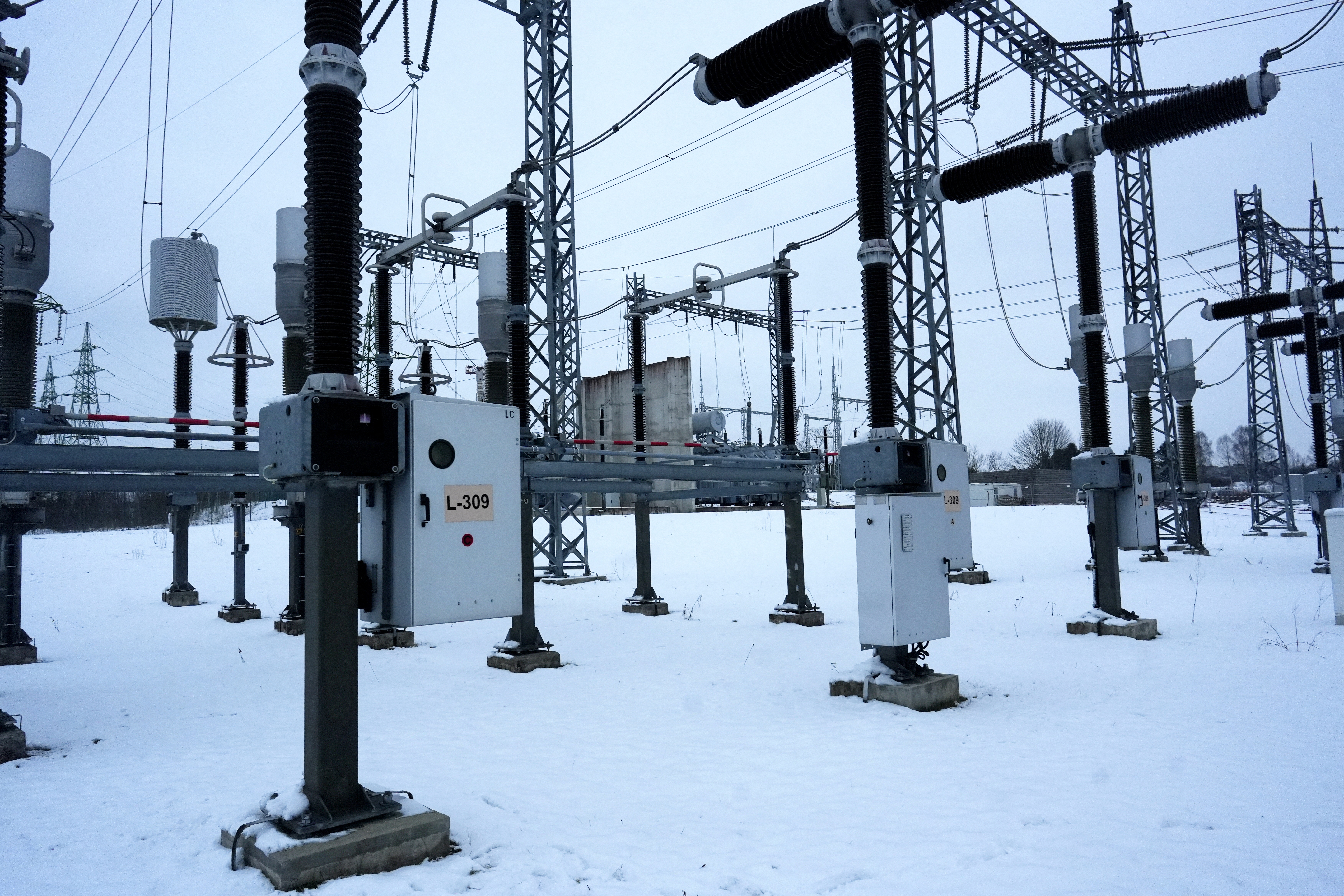 Baltic nations cut ties to Russian power grid, prepare to link with EU