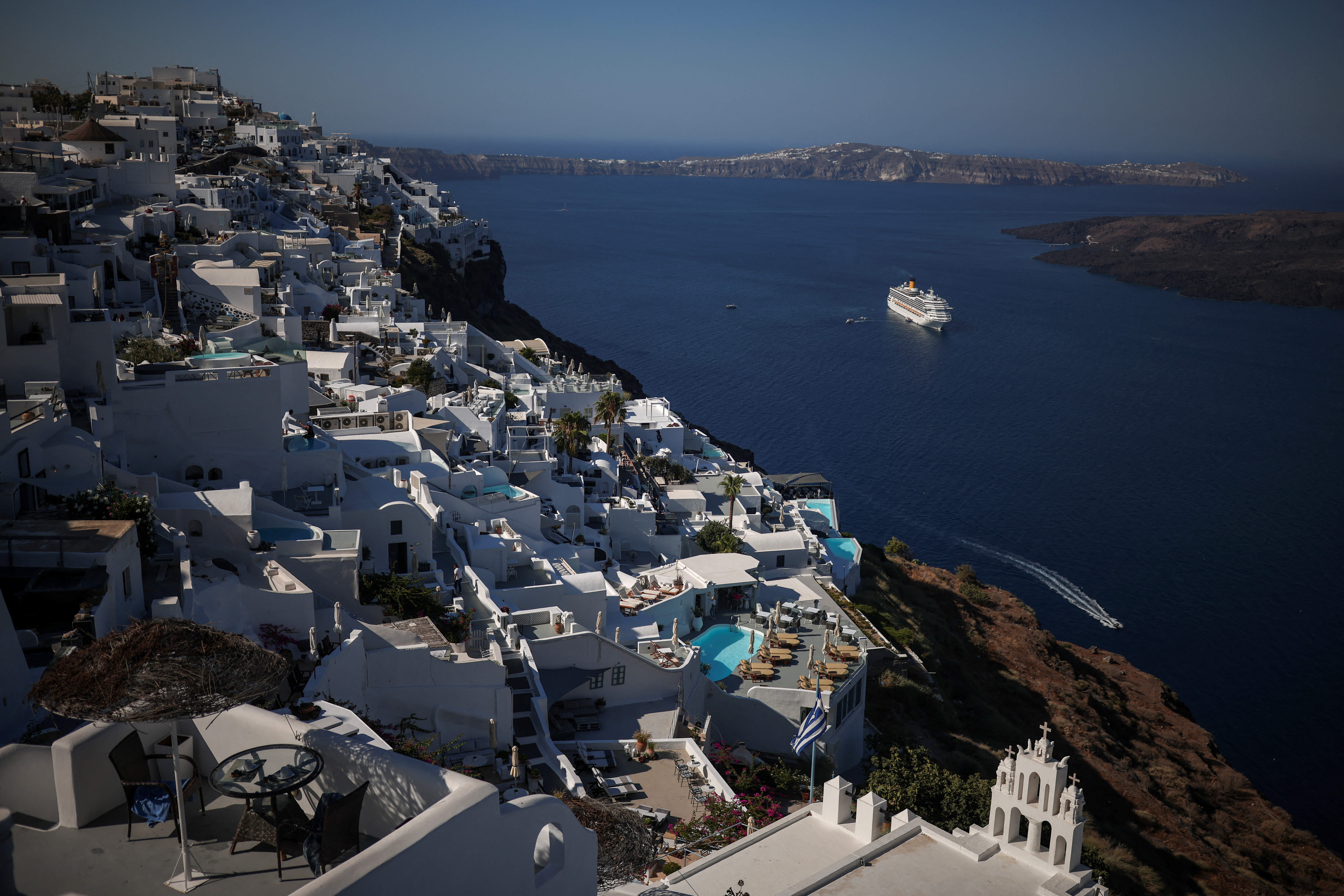 Schools shut, more flights scheduled as quakes constantly shake Santorini