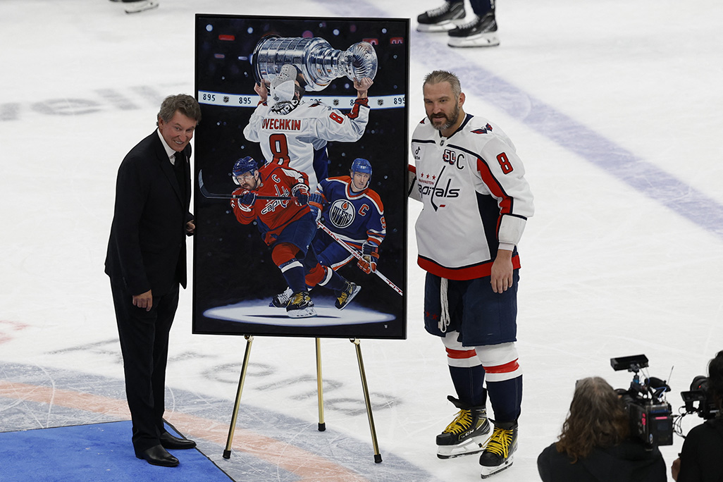 Ovechkin breaks Gretzky’s all-time record with 895th goal