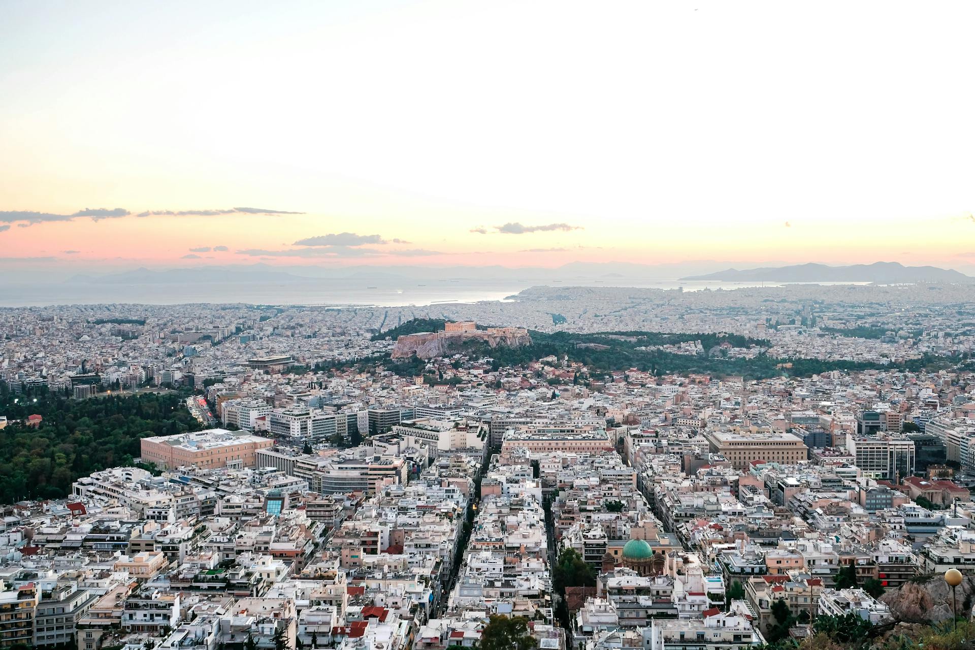 One in four Greeks hide savings accounts from their partner, survey finds