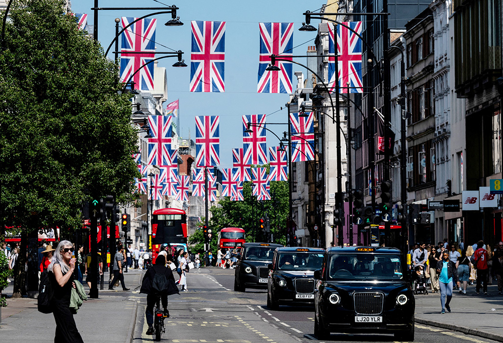 London’s Oxford Street to go traffic-free in shopping area makeover, says mayor