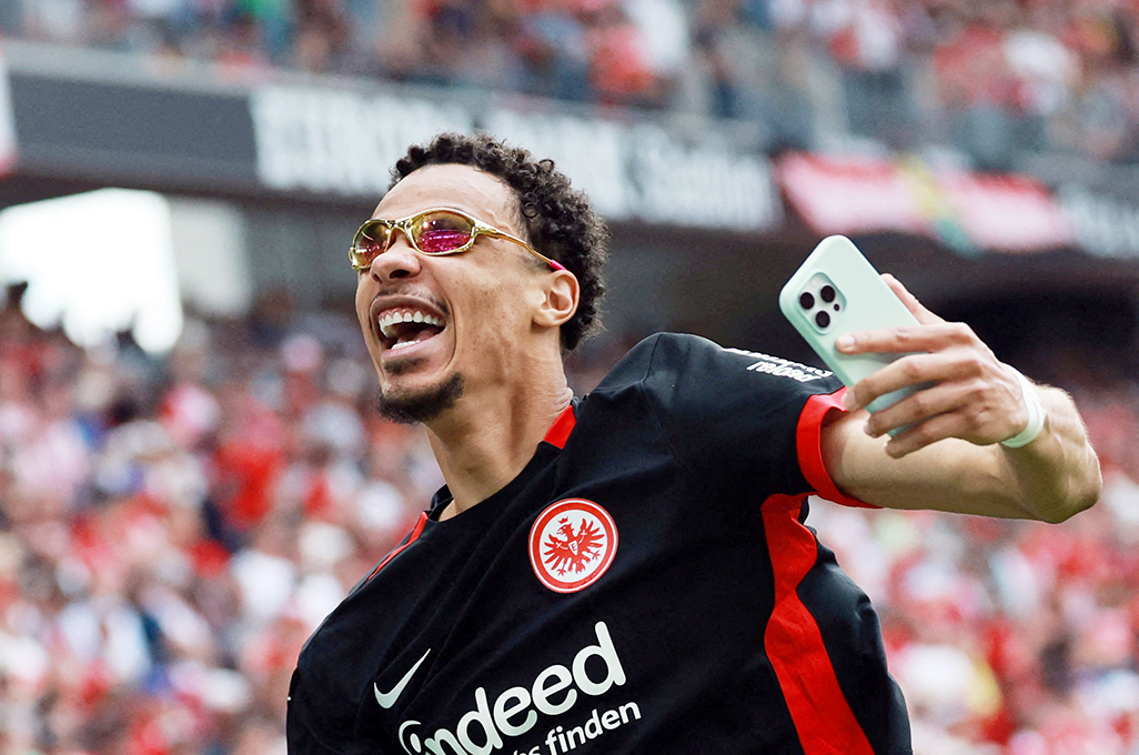 cover Forward Ekitike joins Liverpool from Frankfurt