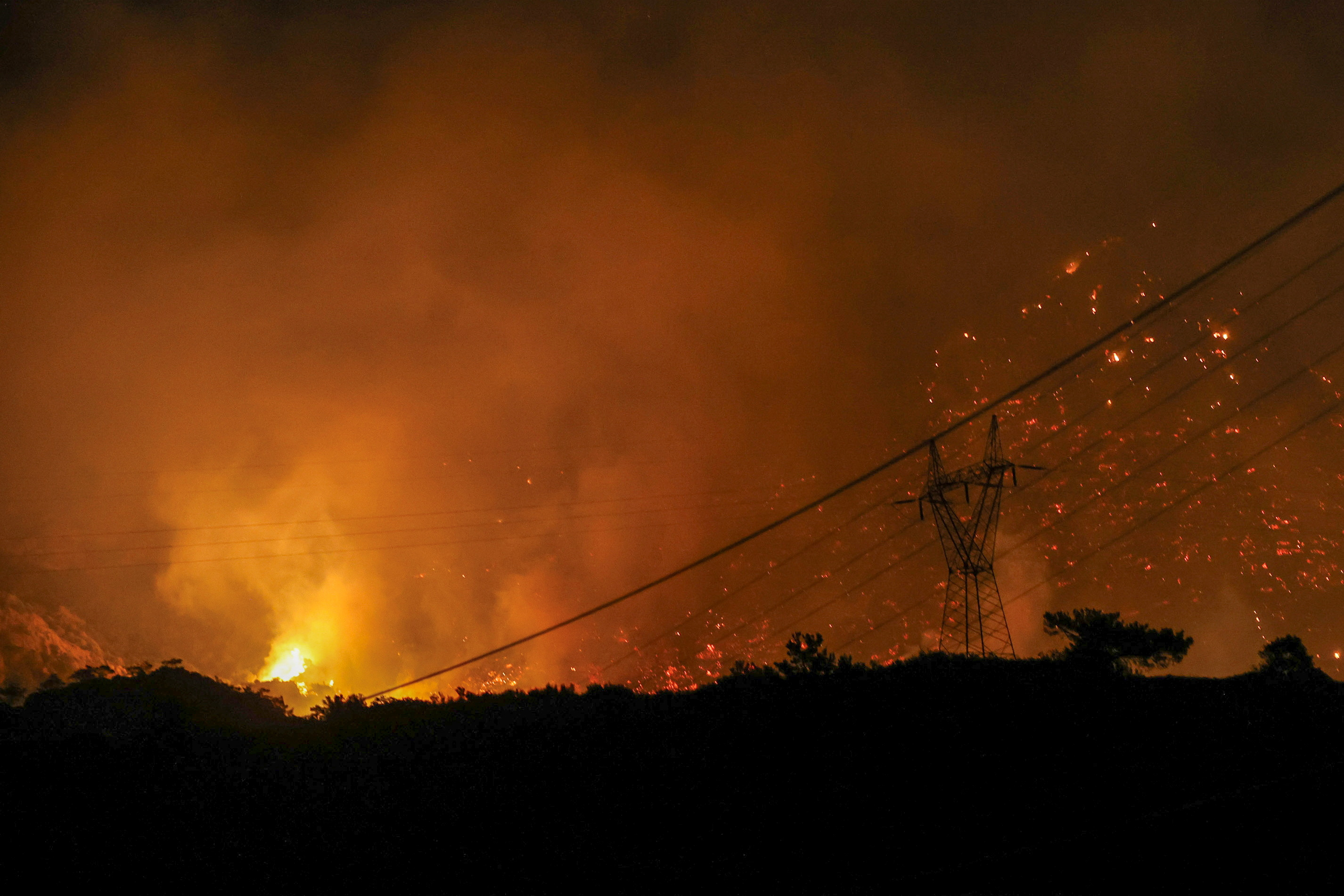 Greece battles wildfire on Crete for a third day, thousands of tourists left the area