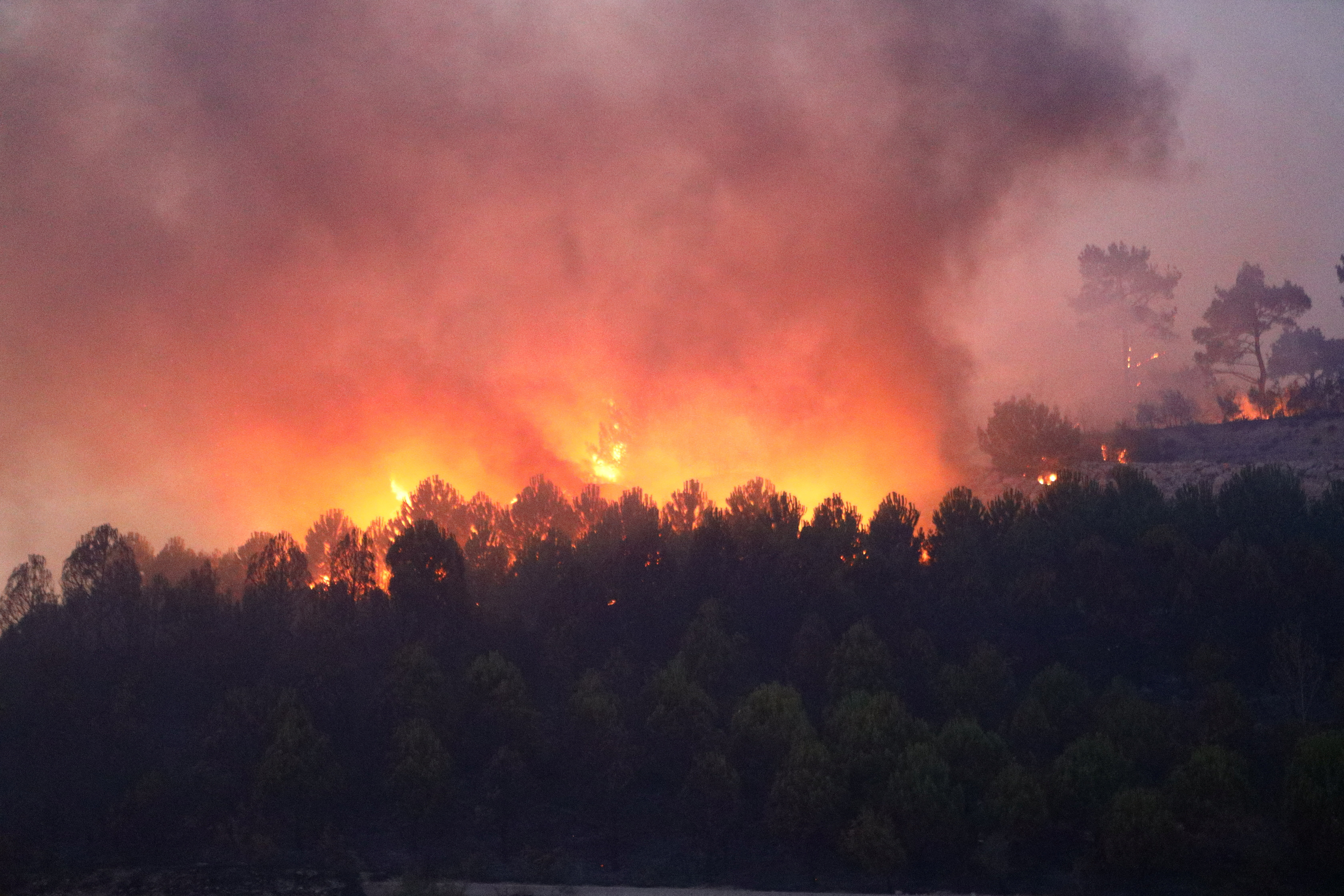 cover Hundreds evacuated in northwestern Turkey as authorities fight wildfires