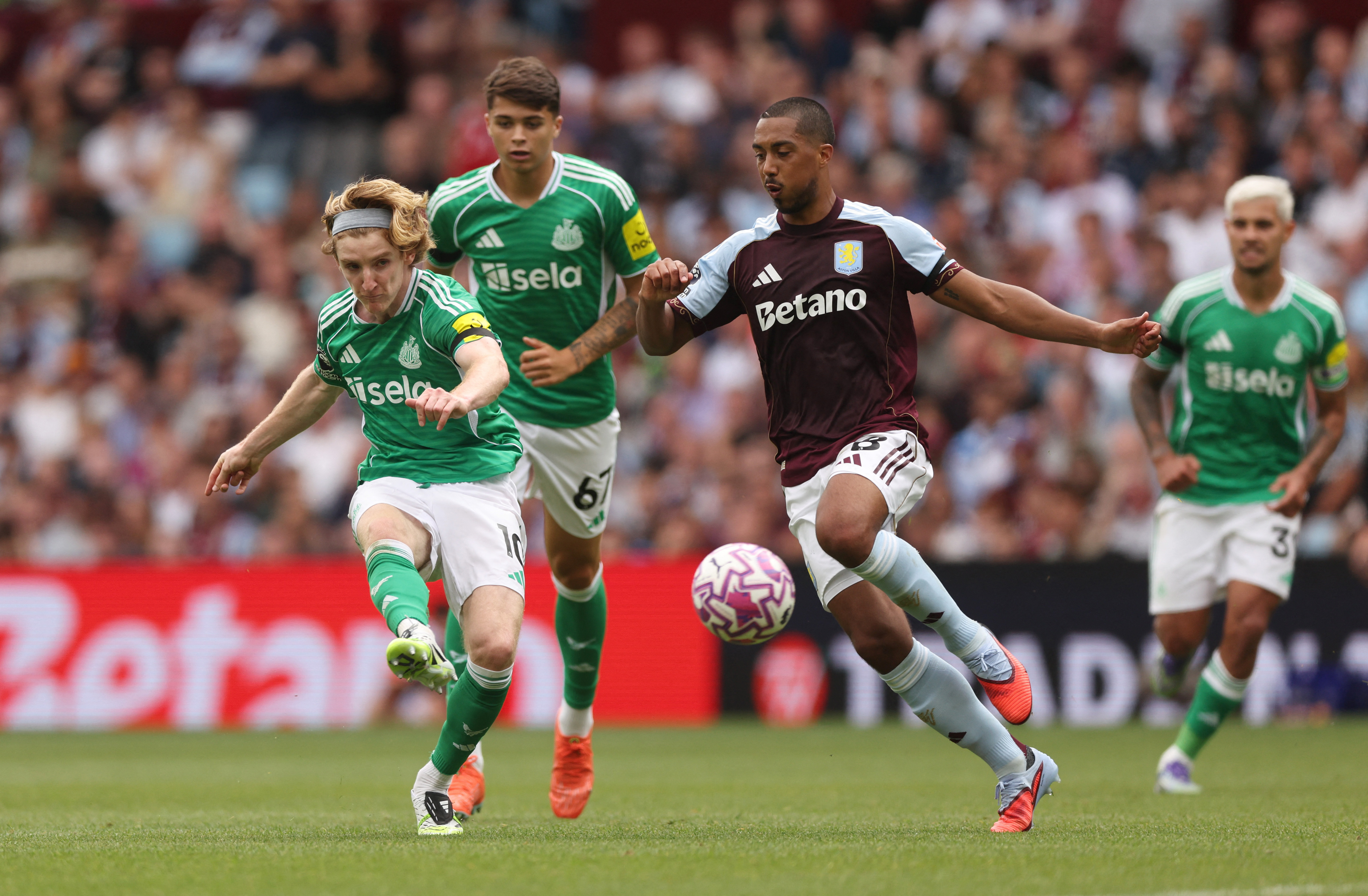 Ten-man Villa earn 0-0 draw with Newcastle in their Premier League opener