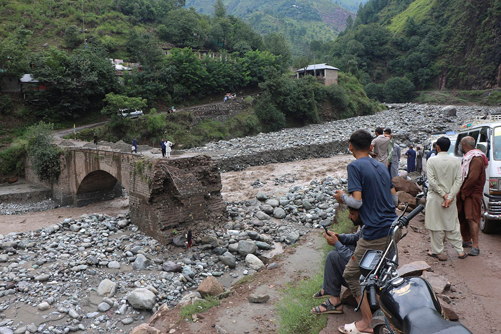 More than 300 people dead in Pakistan after heavy rains, floods