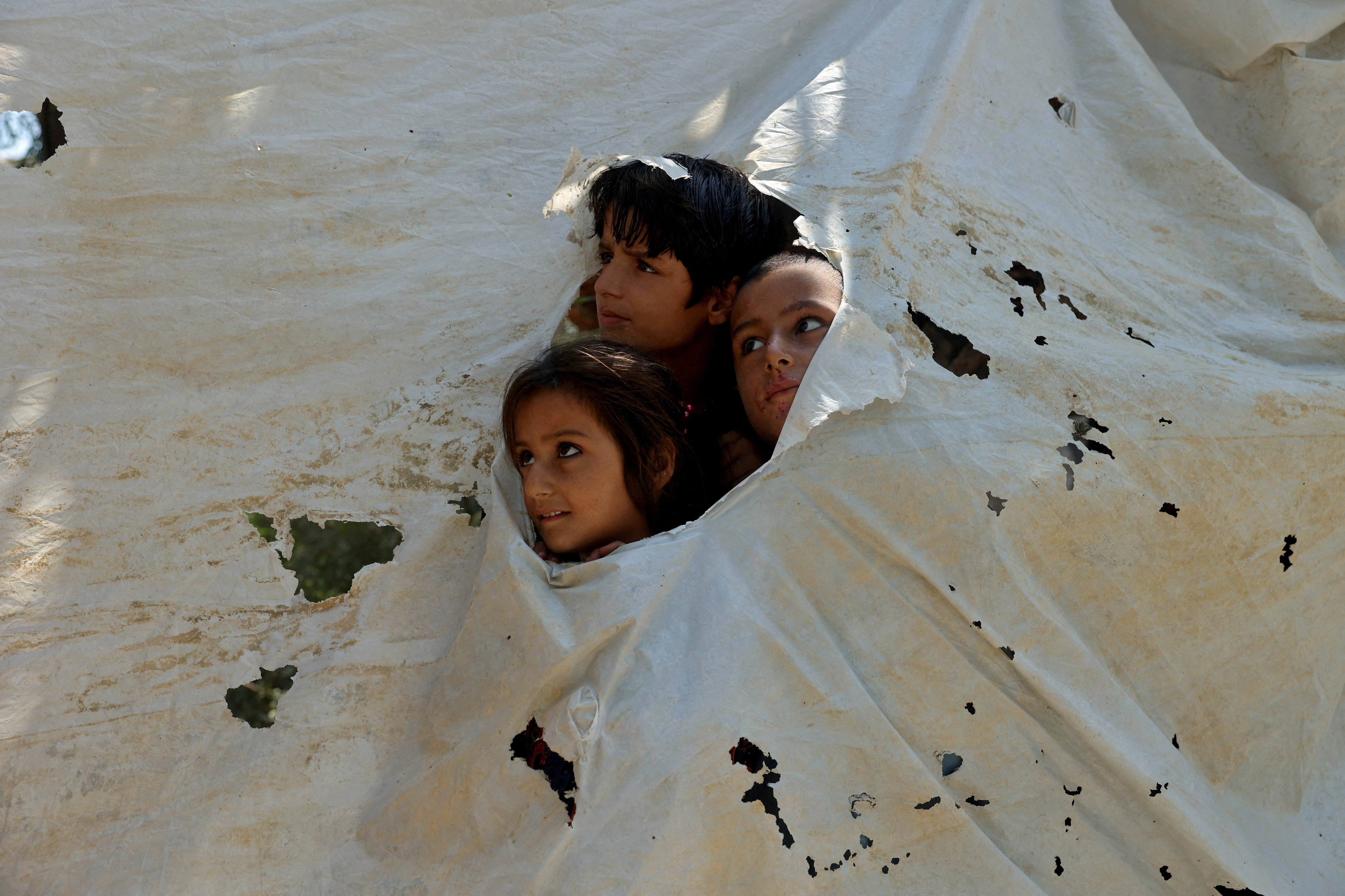 UN refugee agency to reduce spending by a fifth as cuts bite