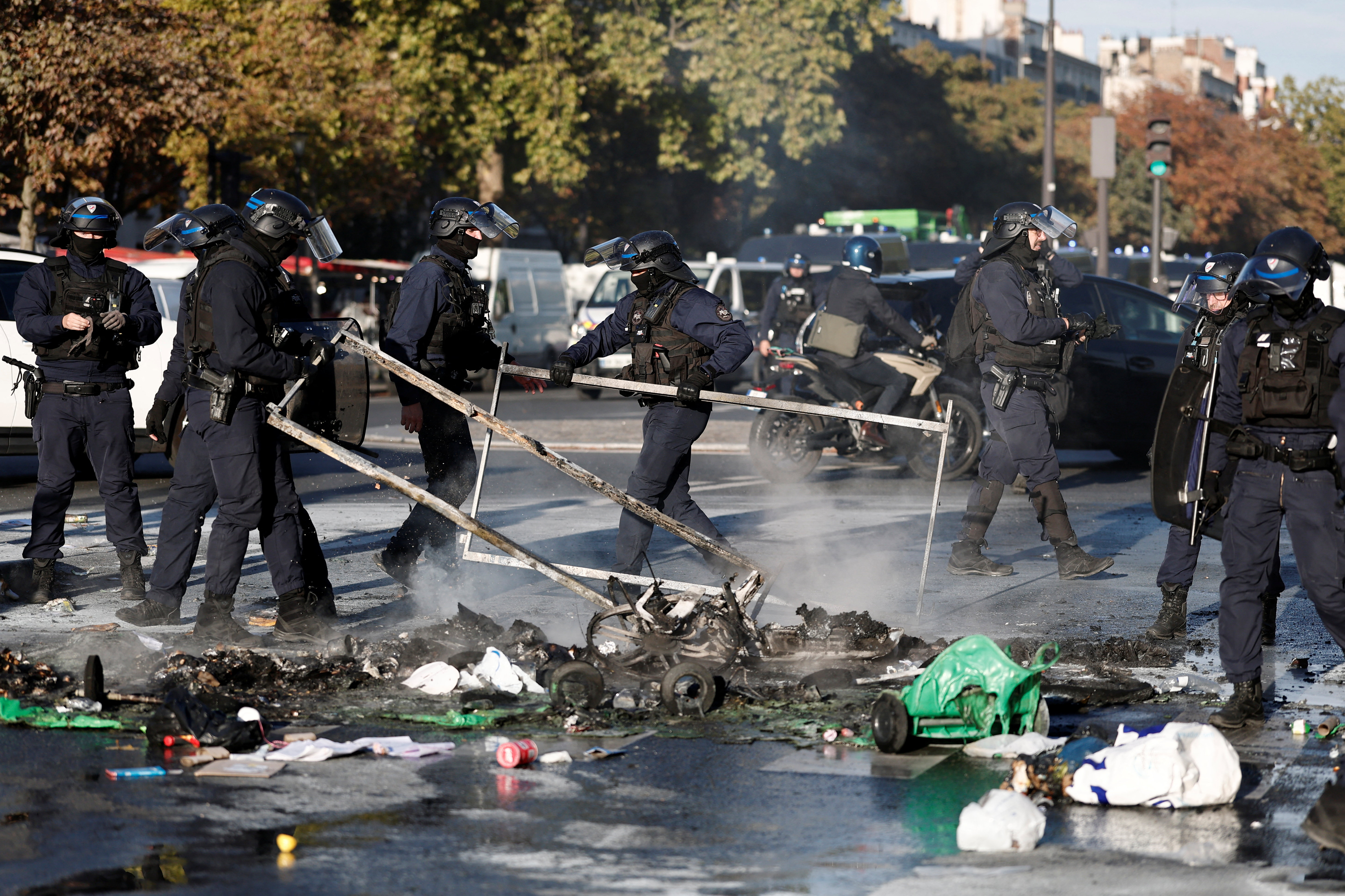 cover French police arrest dozens in &#8216;Block Everything&#8217; protests