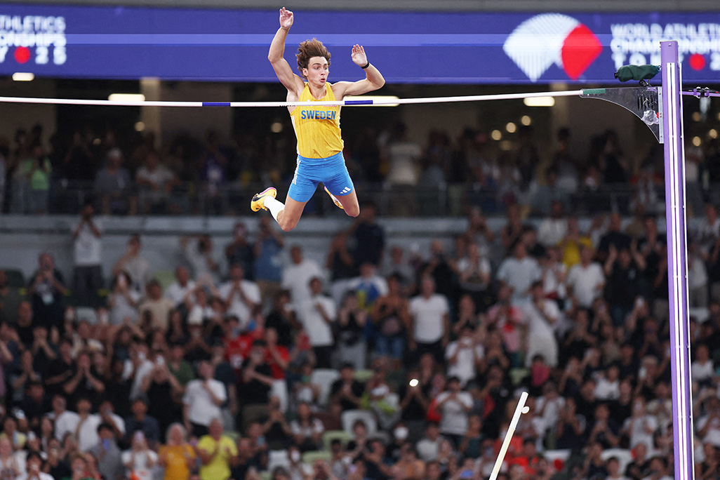 cover Duplantis breaks world record for 14th time after pole vault gold