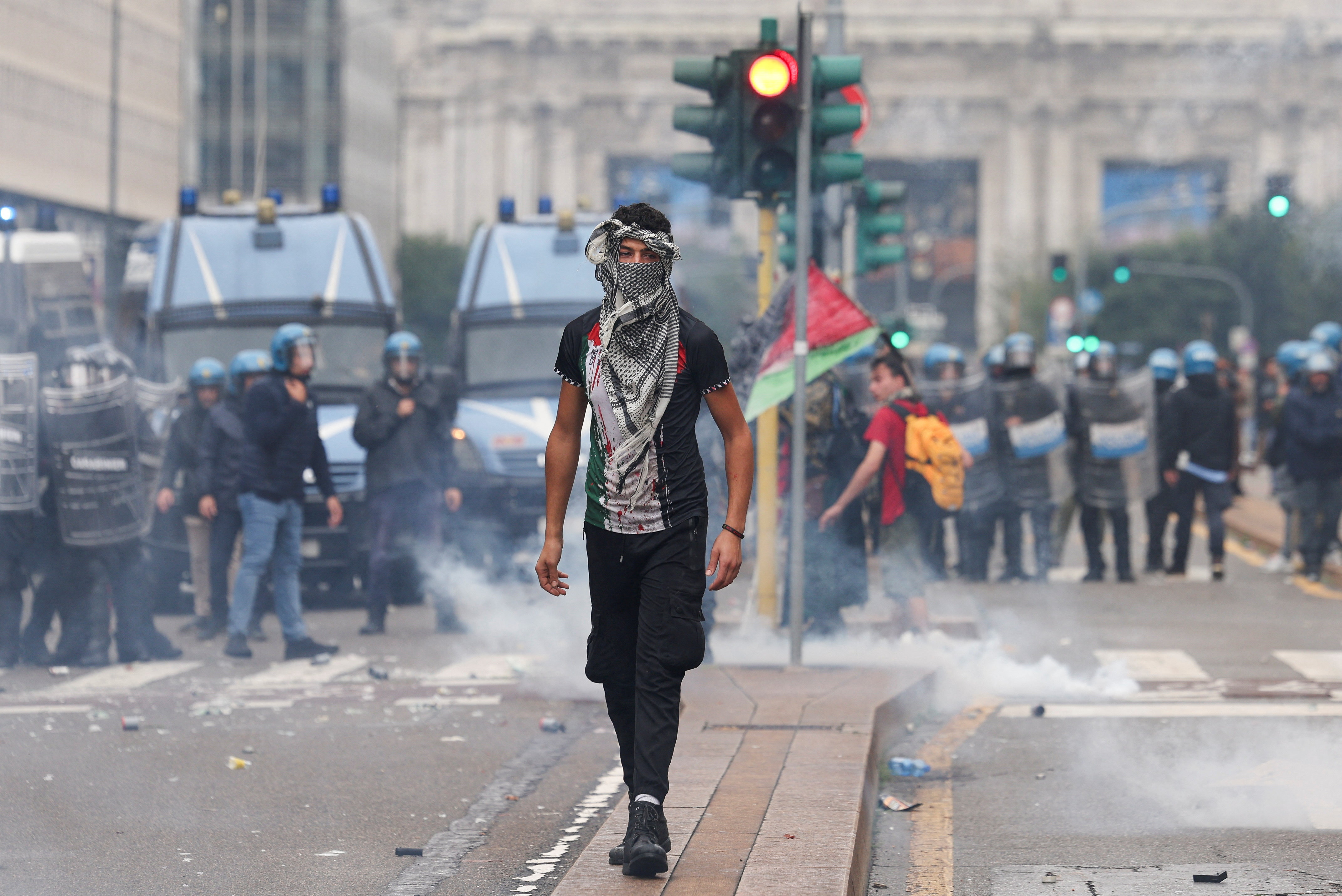 cover Pro-Palestinian protesters fight police in Milan, Italian ports blocked