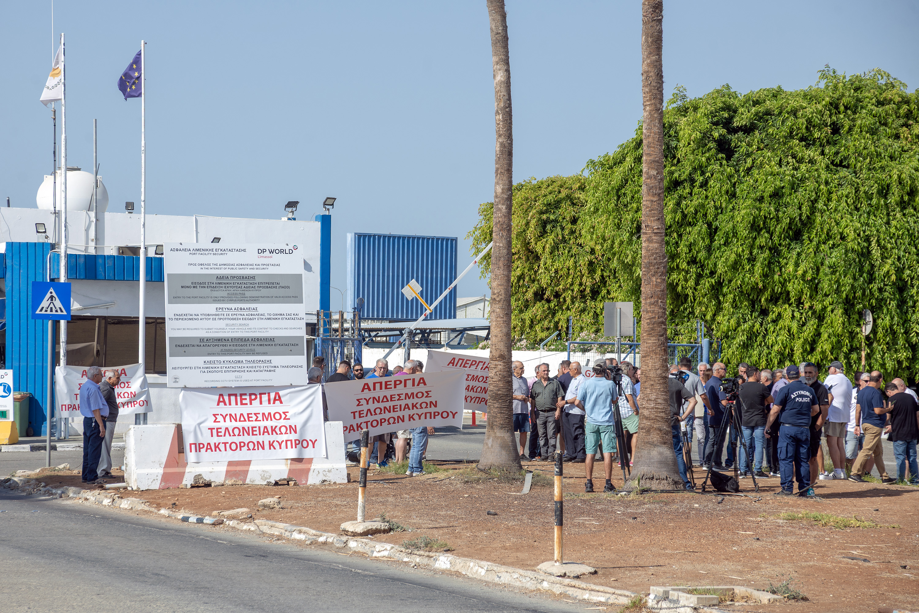 cover Customs agents end strike over new import system