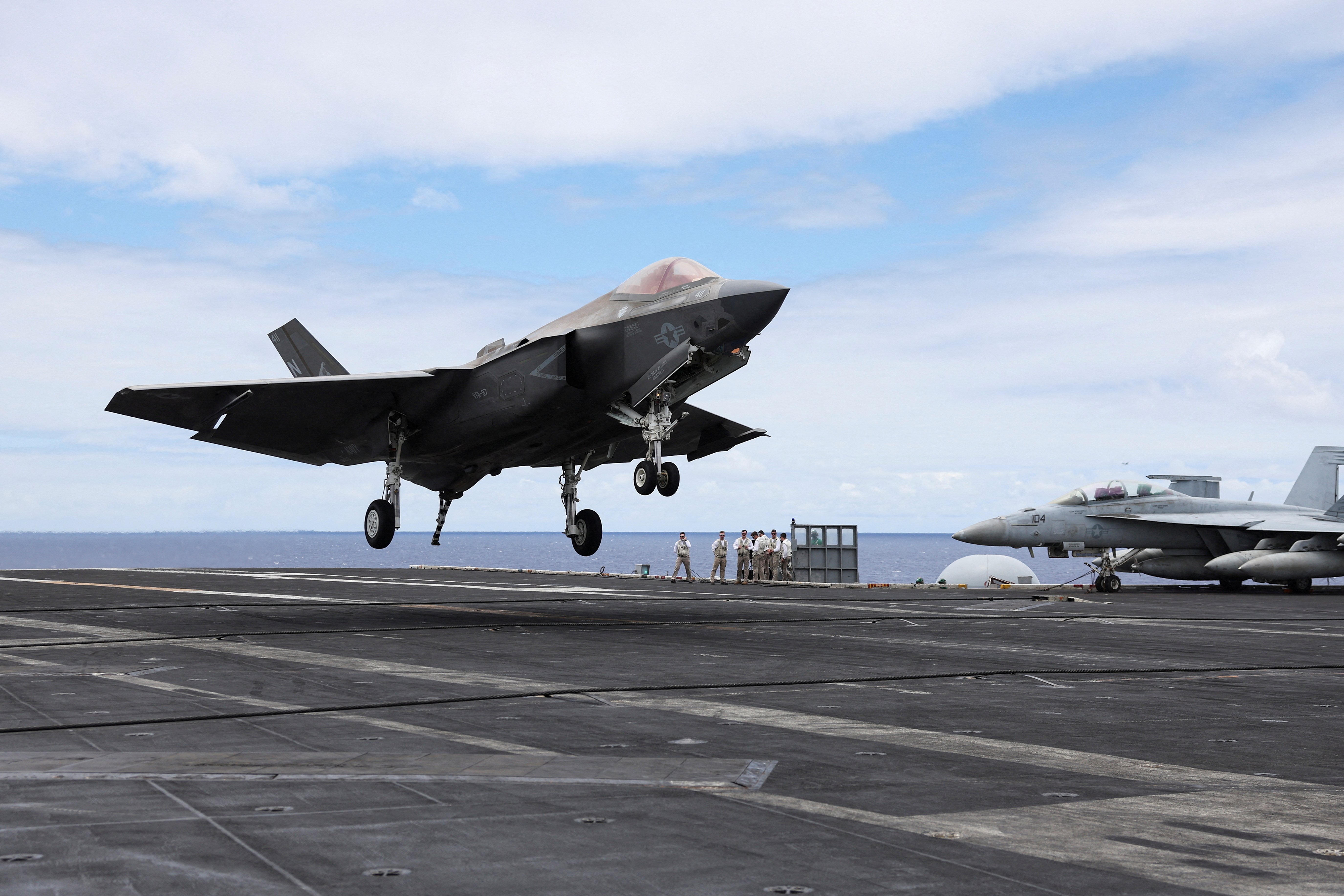 cover US deploying stealth fighter jets to Caribbean for drug fight as tensions with Venezuela rise