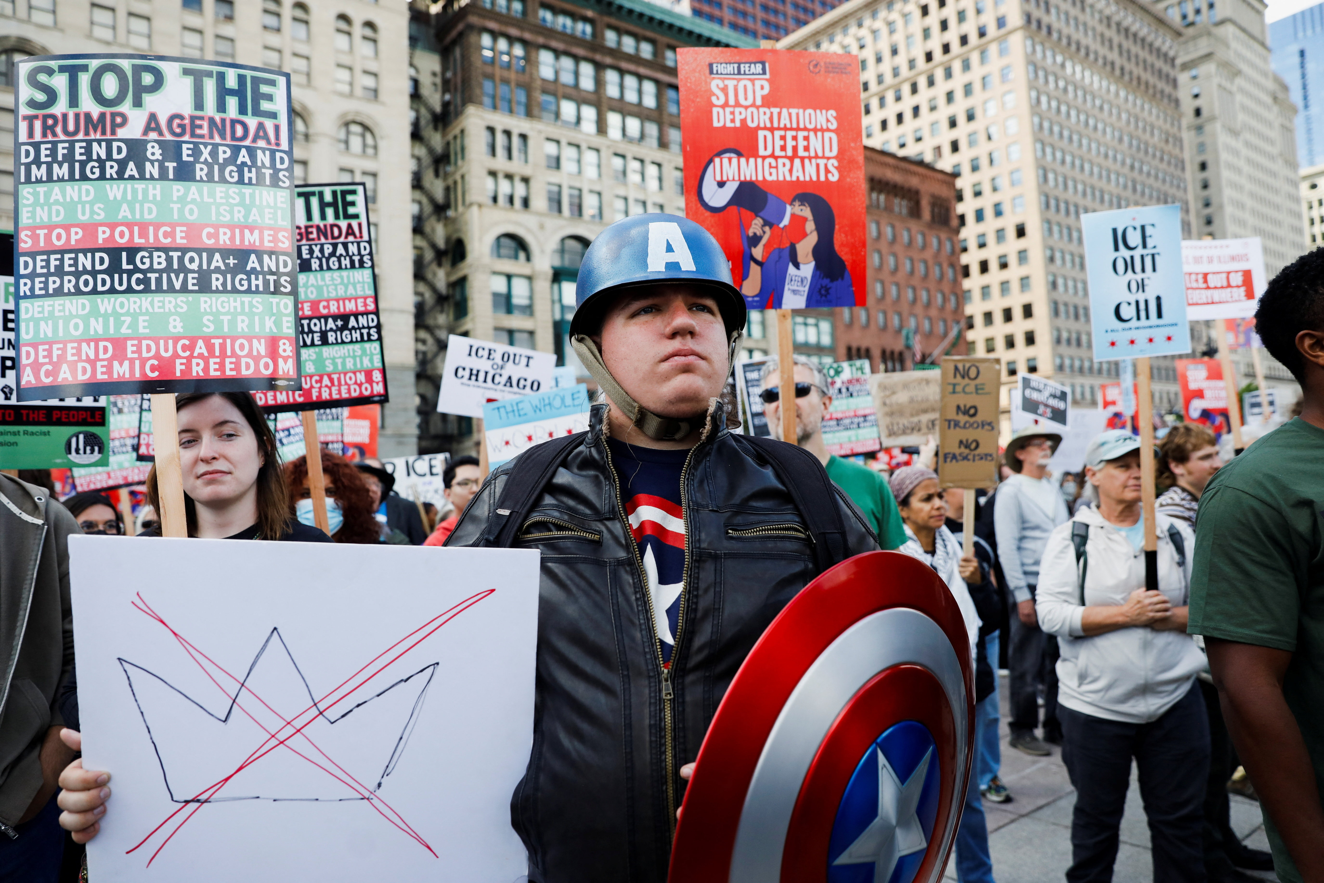 image Chicago protesters defiant in face of Trump&#8217;s deportation threats