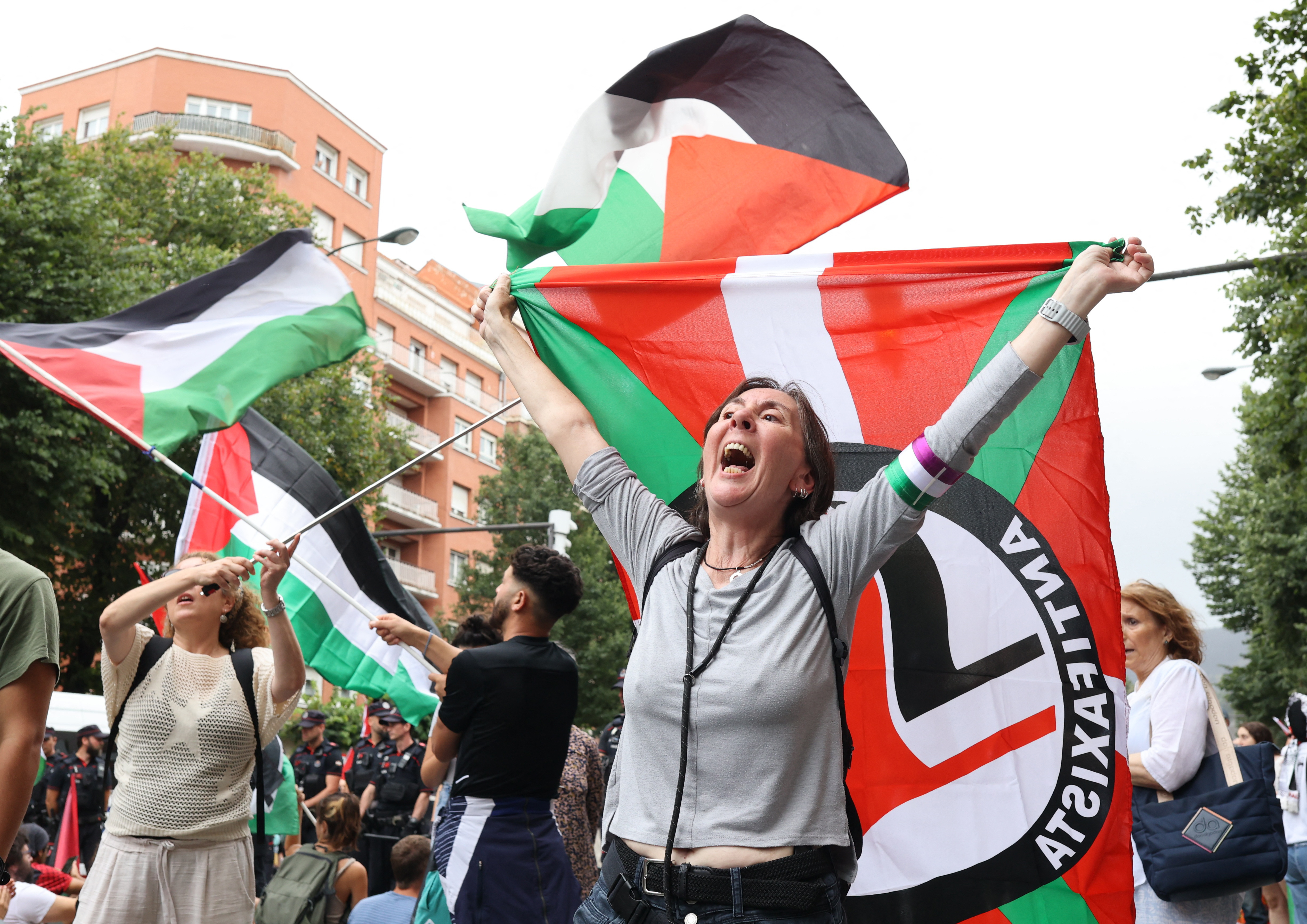 cover Israel Premier team take name off kit after pro-Palestinian protests disrupt Vuelta