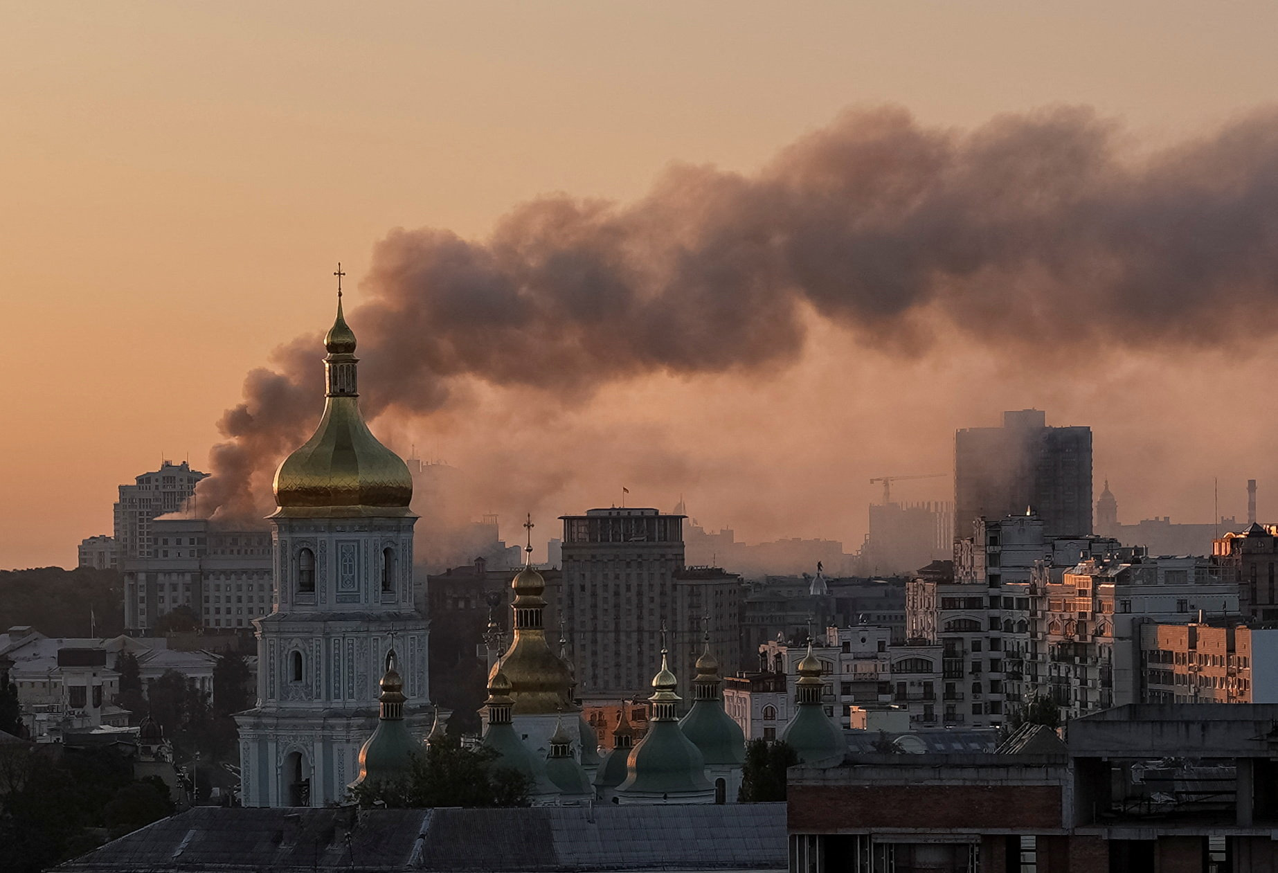image Russia&#8217;s largest air attack on Ukraine sets fire to main government building