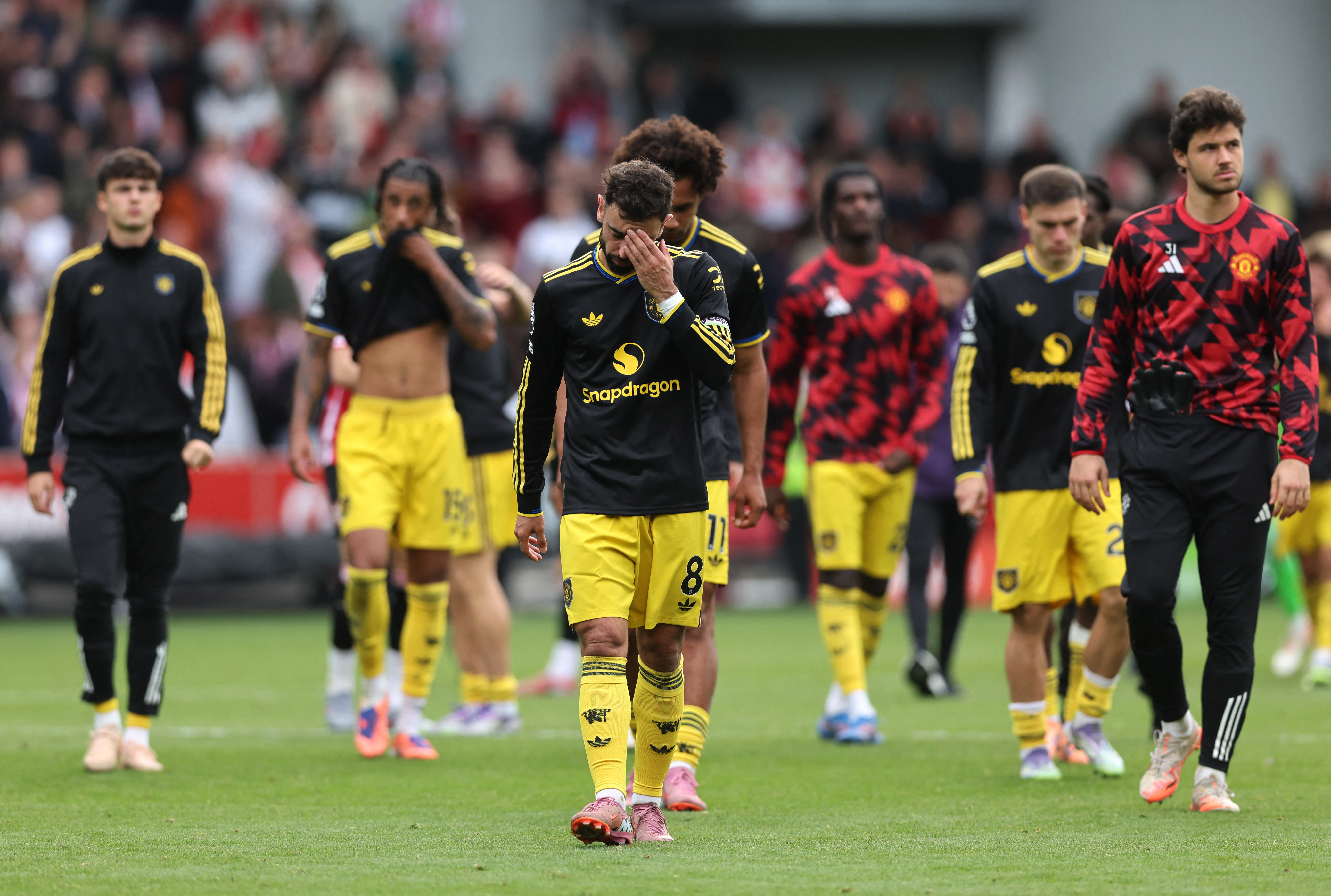 cover Fernandes misses penalty as Man United slump to defeat at Brentford